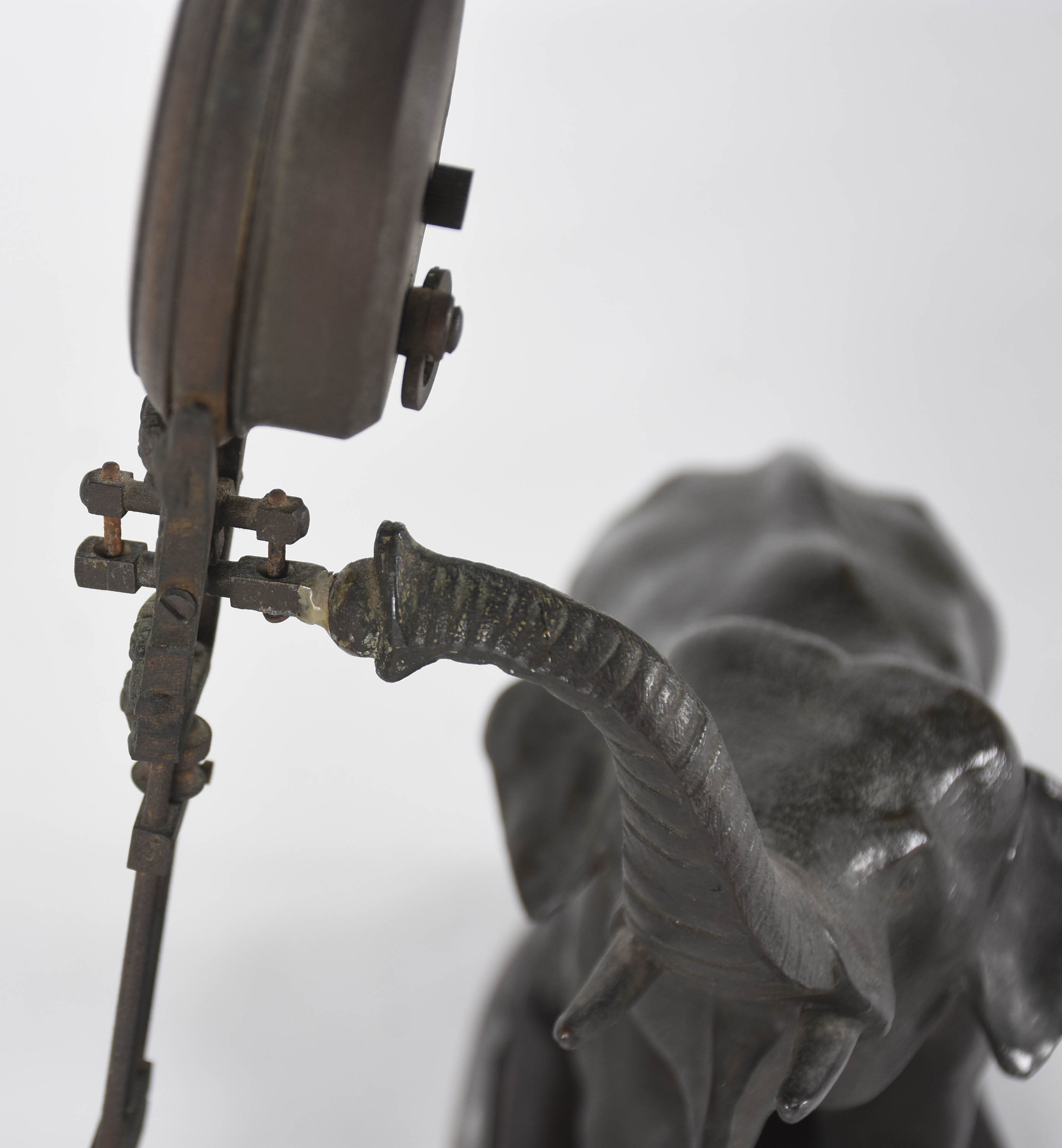 Escultura de petit bronze representando elefante com relógio pendente... - foto 7 de 8