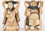 Par de estatuetas de marfim representando casal... - Par de estatuetas de marfim representando casal, ela tocando banjo e ele com tridente. Assinados na base.