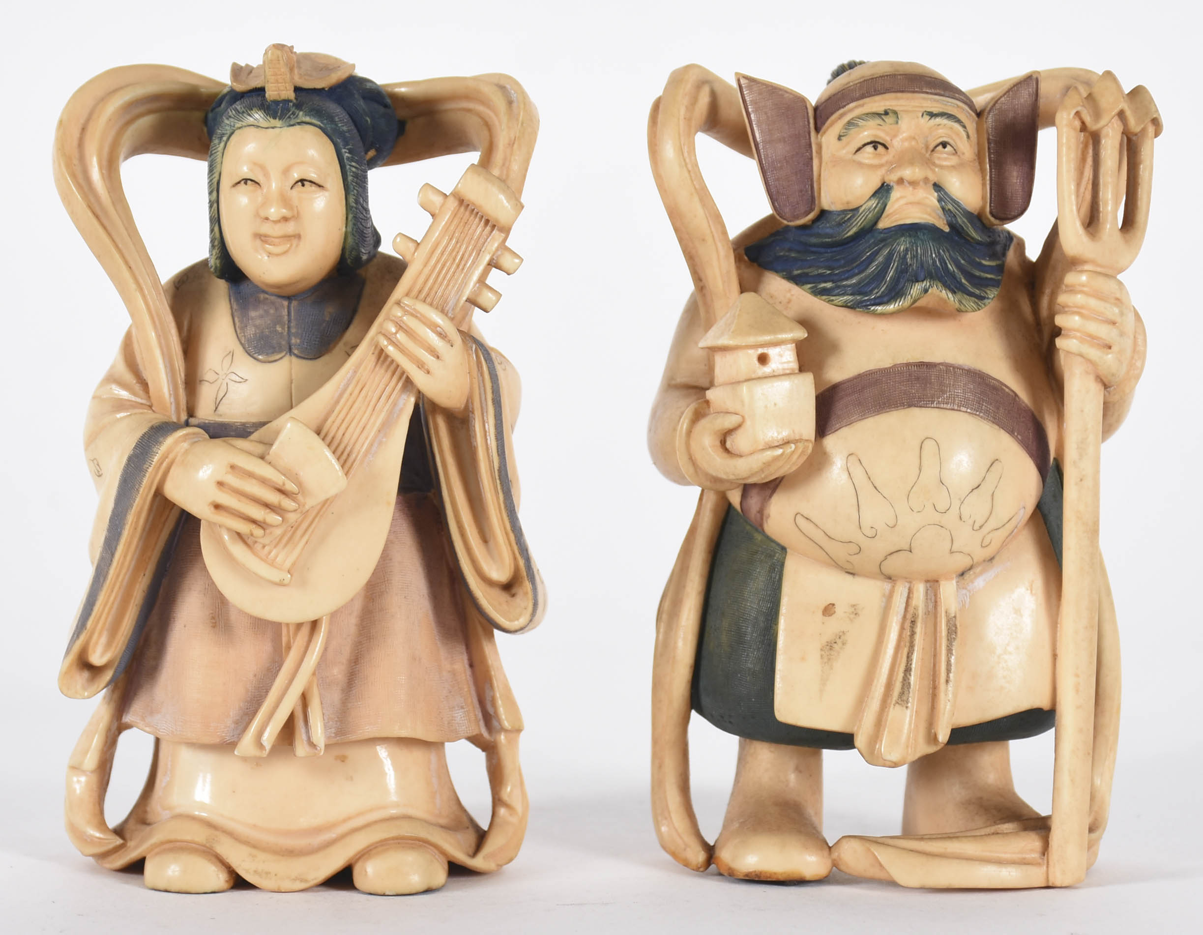 Par de estatuetas de marfim representando casal, ela tocando banjo e... - foto 1 de 6
