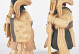 Par de estatuetas de marfim representando casal... - Par de estatuetas de marfim representando casal, ela tocando banjo e ele com tridente. Assinados na base.