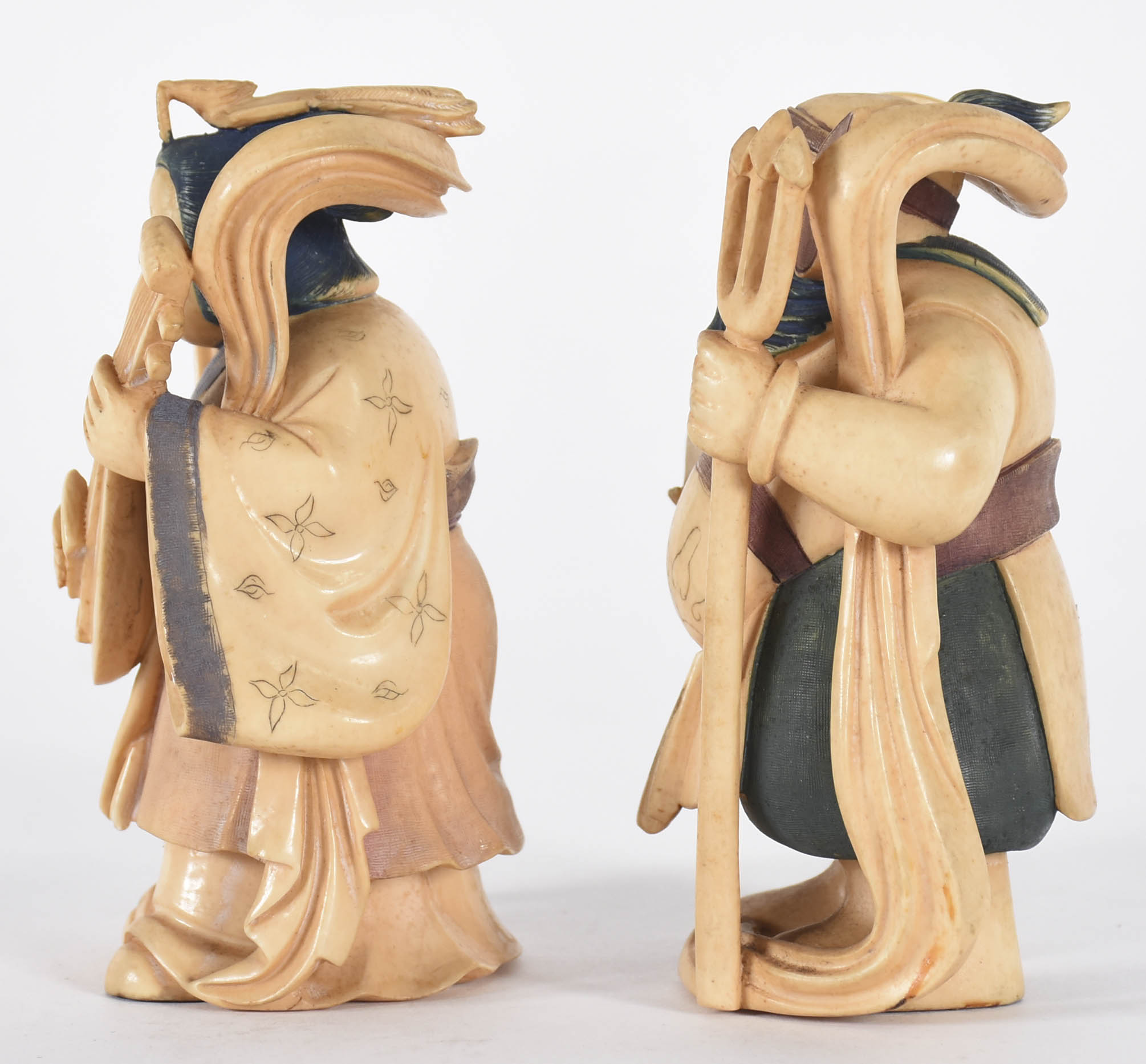Par de estatuetas de marfim representando casal, ela tocando banjo e... - foto 2 de 6