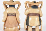 Par de estatuetas de marfim representando casal... - Par de estatuetas de marfim representando casal, ela tocando banjo e ele com tridente. Assinados na base.