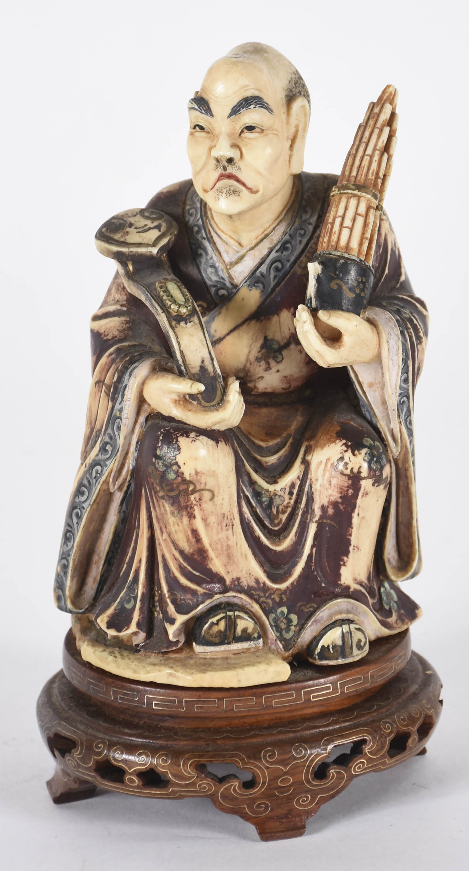 Estatueta de marfim representando figura masculina com base de... - foto 1 de 3