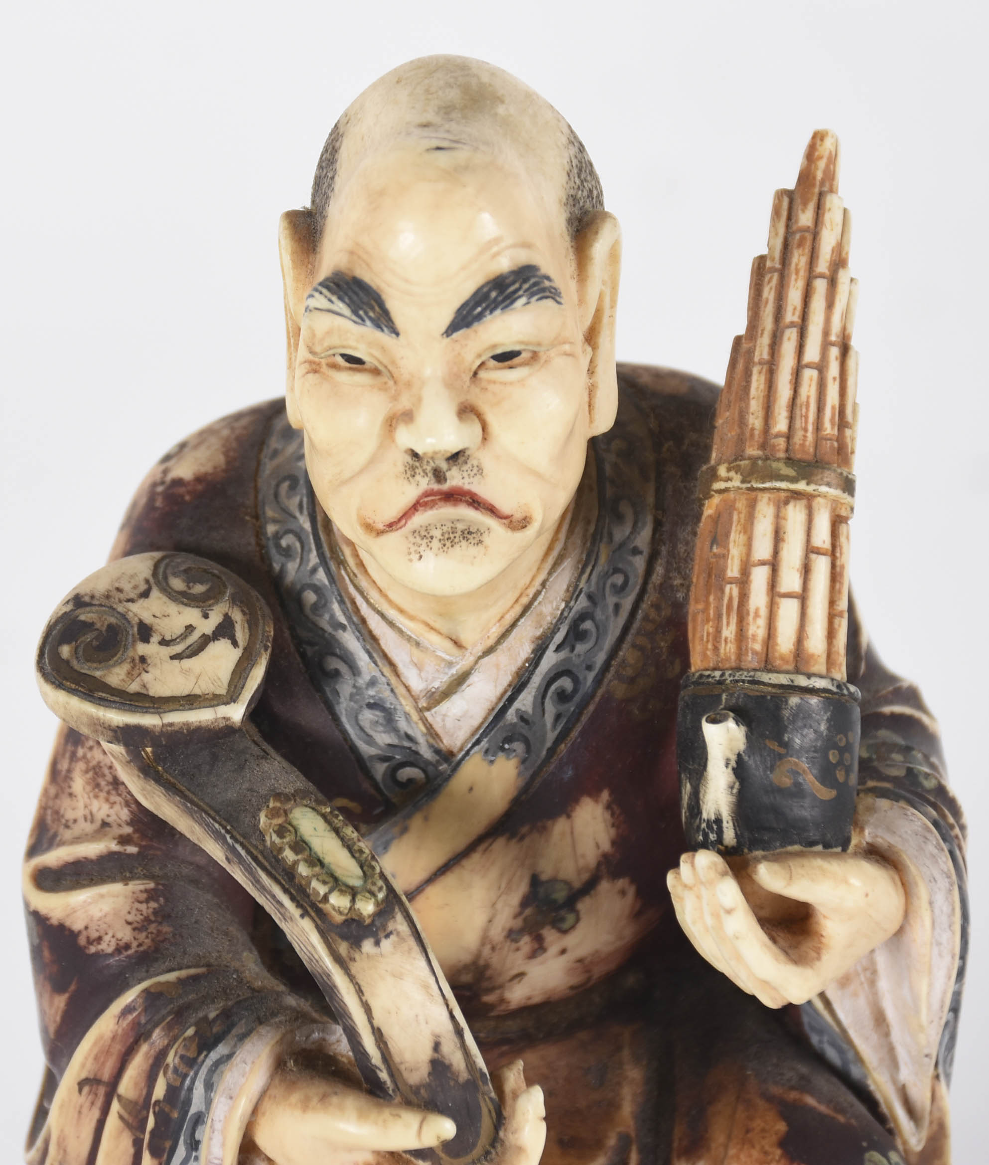 Estatueta de marfim representando figura masculina com base de... - foto 2 de 3