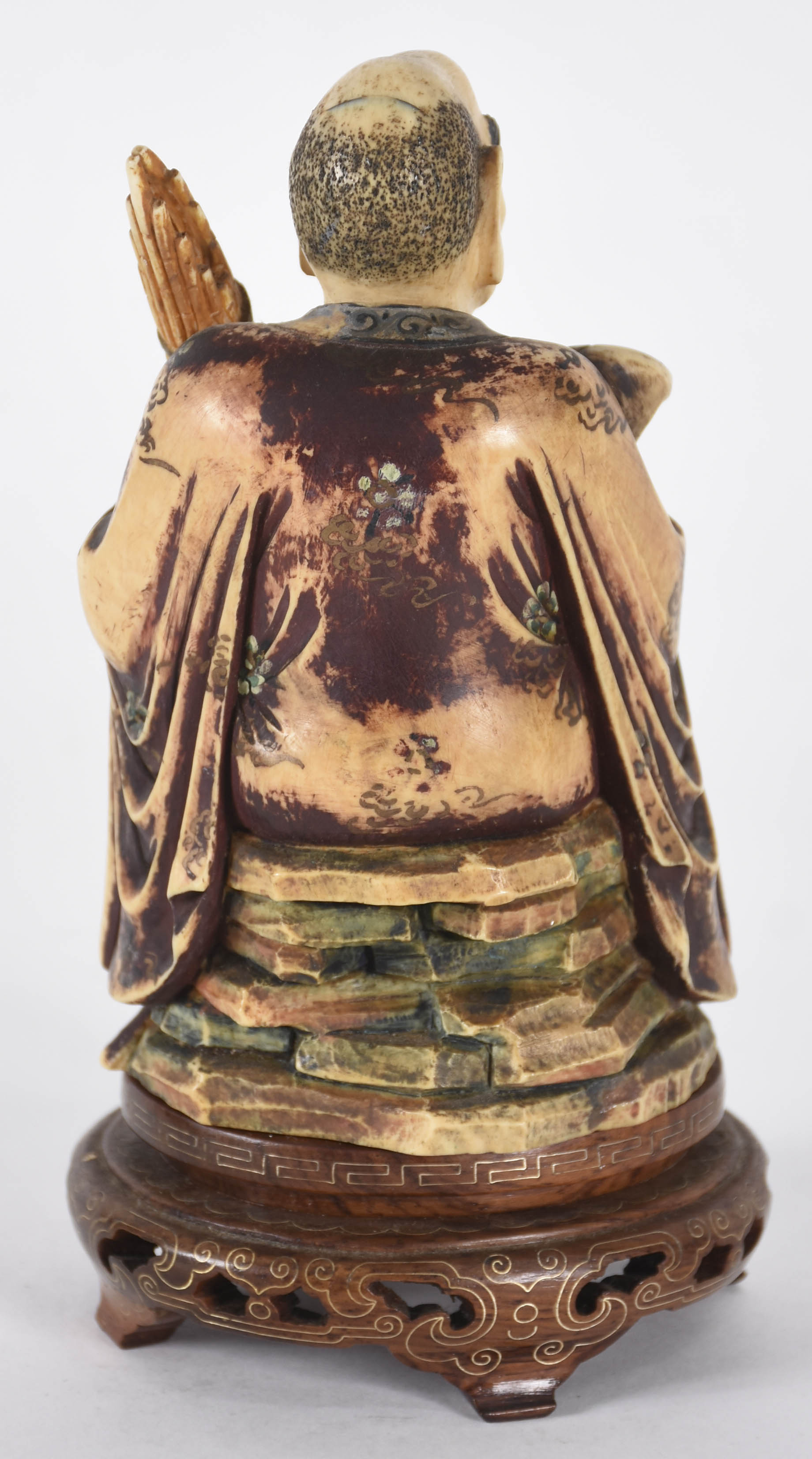 Estatueta de marfim representando figura masculina com base de... - foto 3 de 3