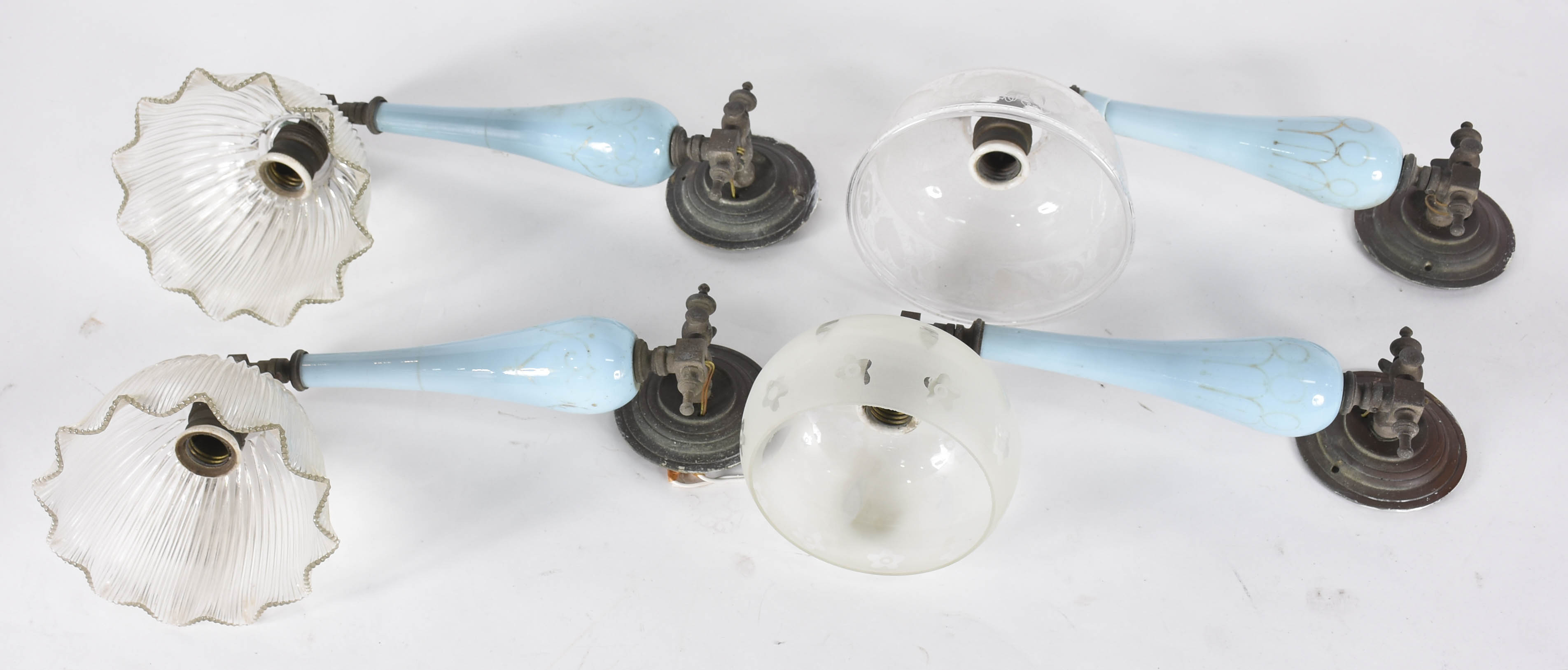 Quatro apliques de vidro opalinado azul, adaptado para energia... - foto 1 de 3
