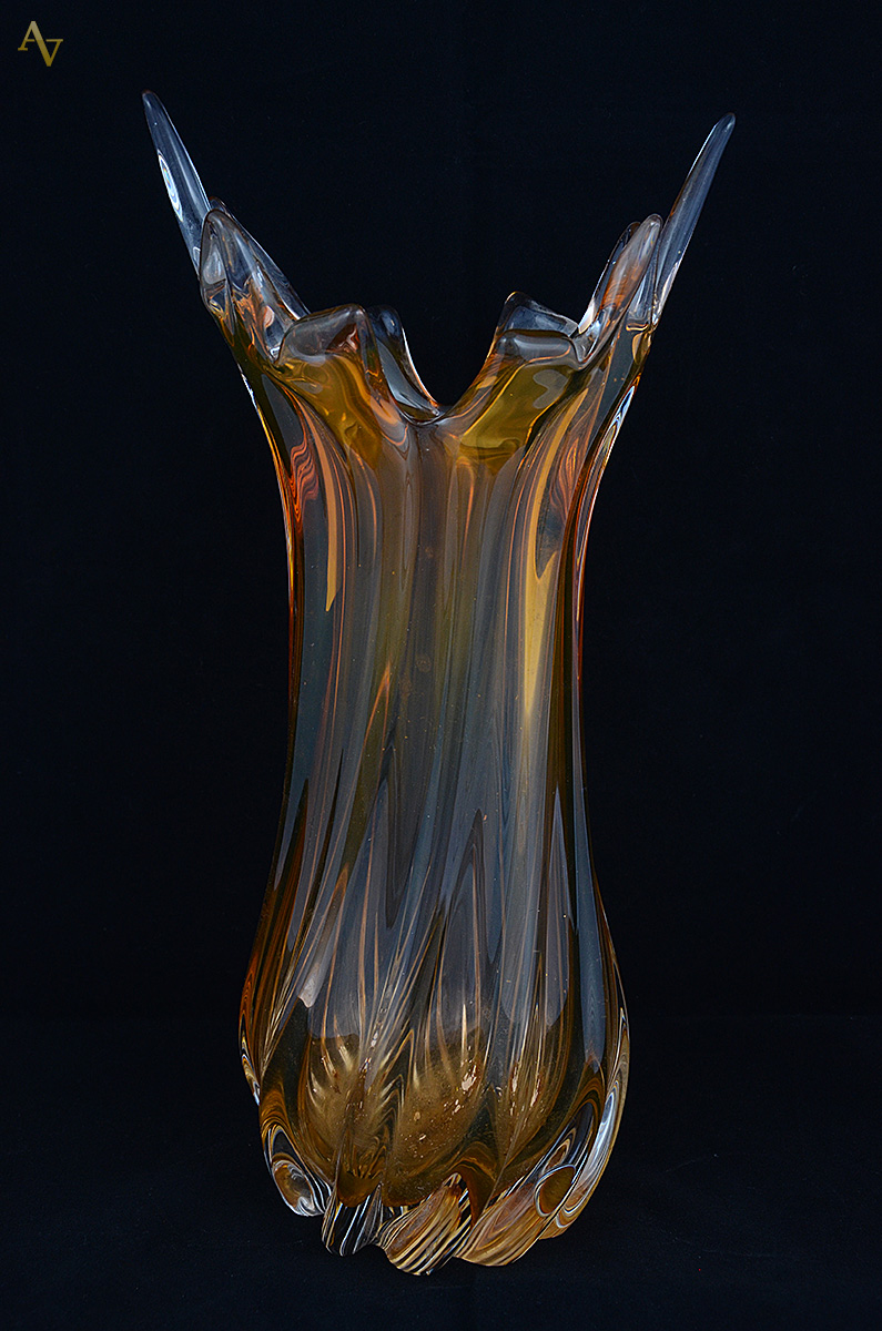 Vaso de murano na cor ambar, borda em pontas. Altura 40 cm.