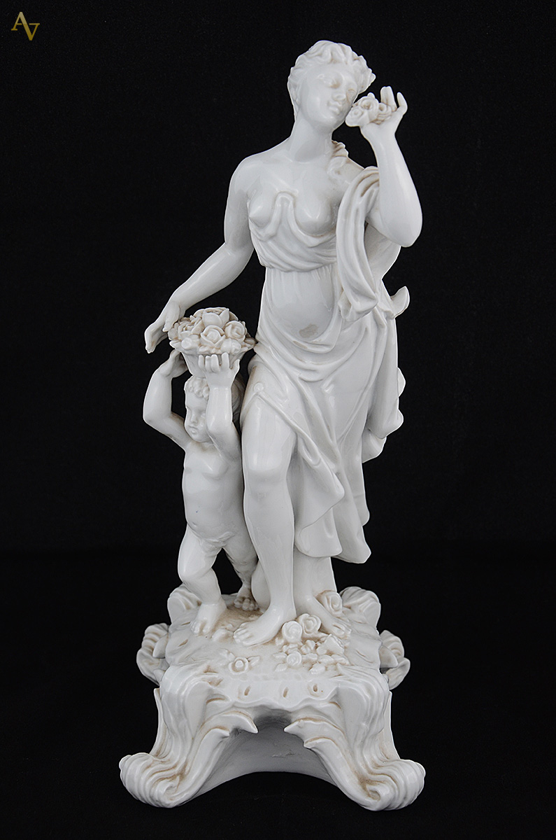Escultura de porcelana branca européia representando figura de mulher... - foto 1 de 2