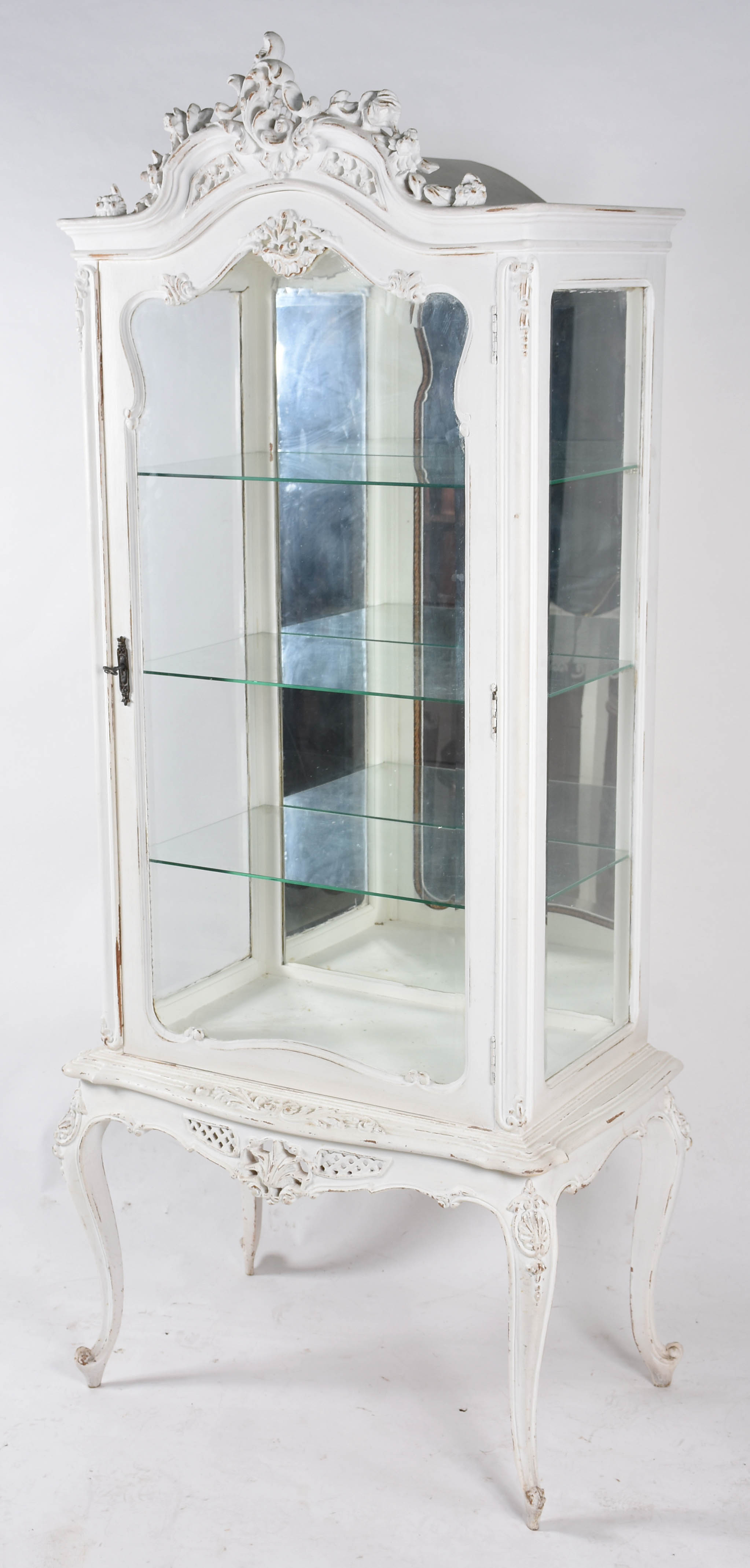 Vitrine de madeira patinada de branco com três prateleiras de vidro e... - foto 1 de 4
