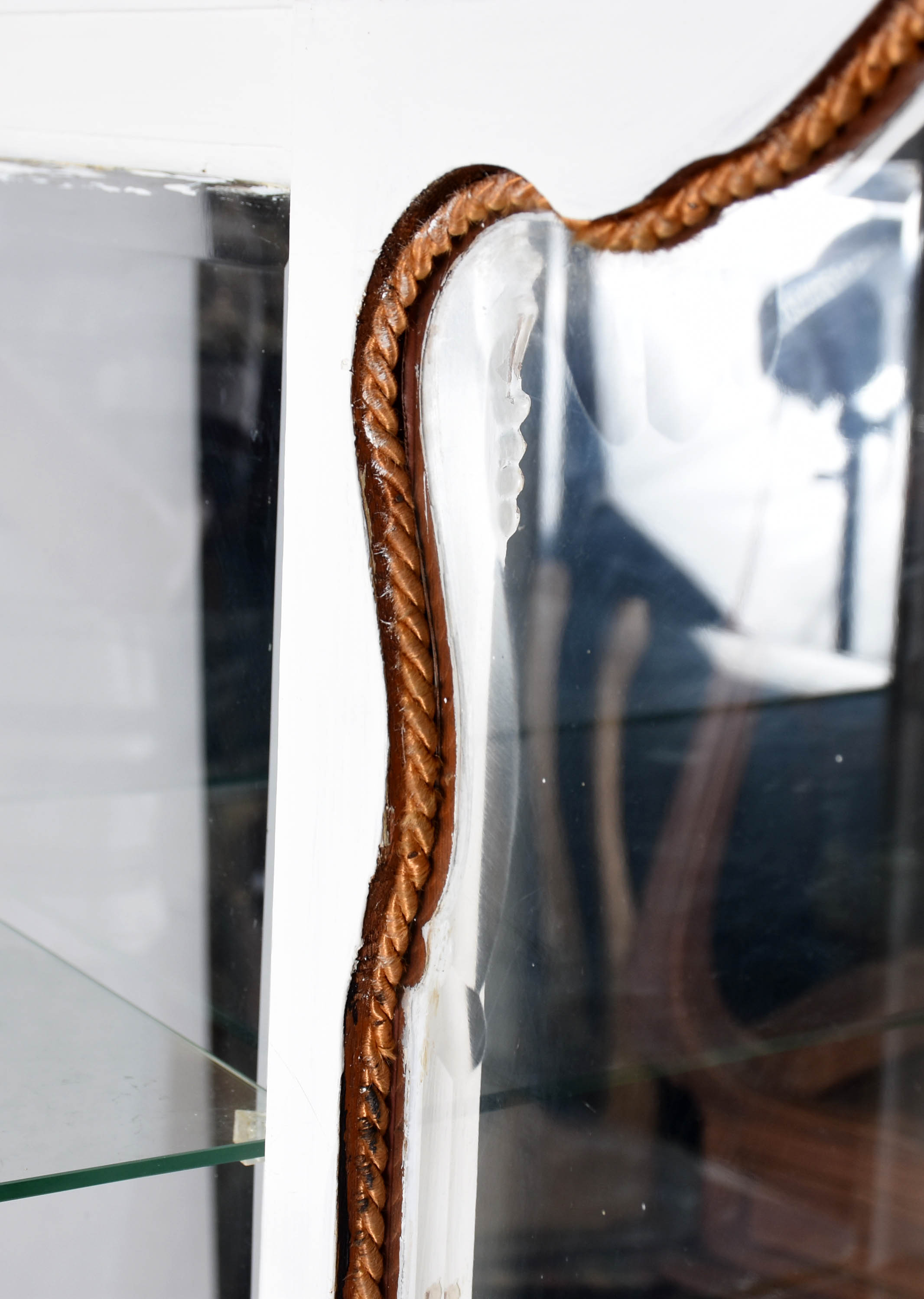 Vitrine de madeira patinada de branco com três prateleiras de vidro e... - foto 3 de 4