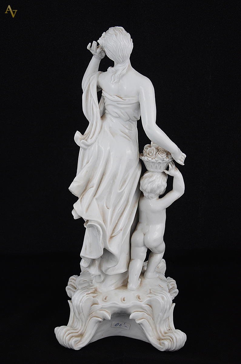 Escultura de porcelana branca européia representando figura de mulher... - foto 2 de 2