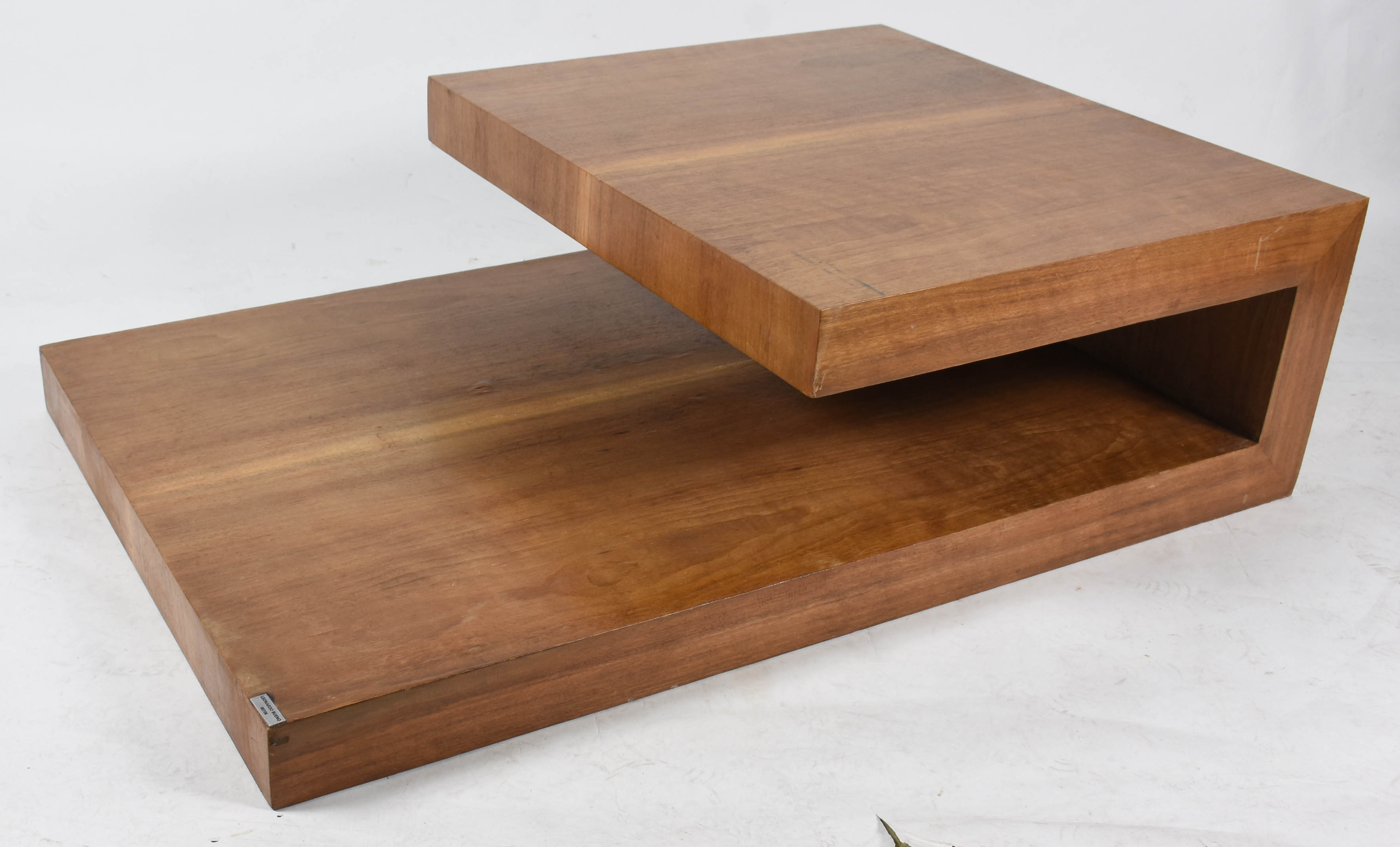 Mesa de centro de madeira nobre, desing moderno. - foto 1 de 4