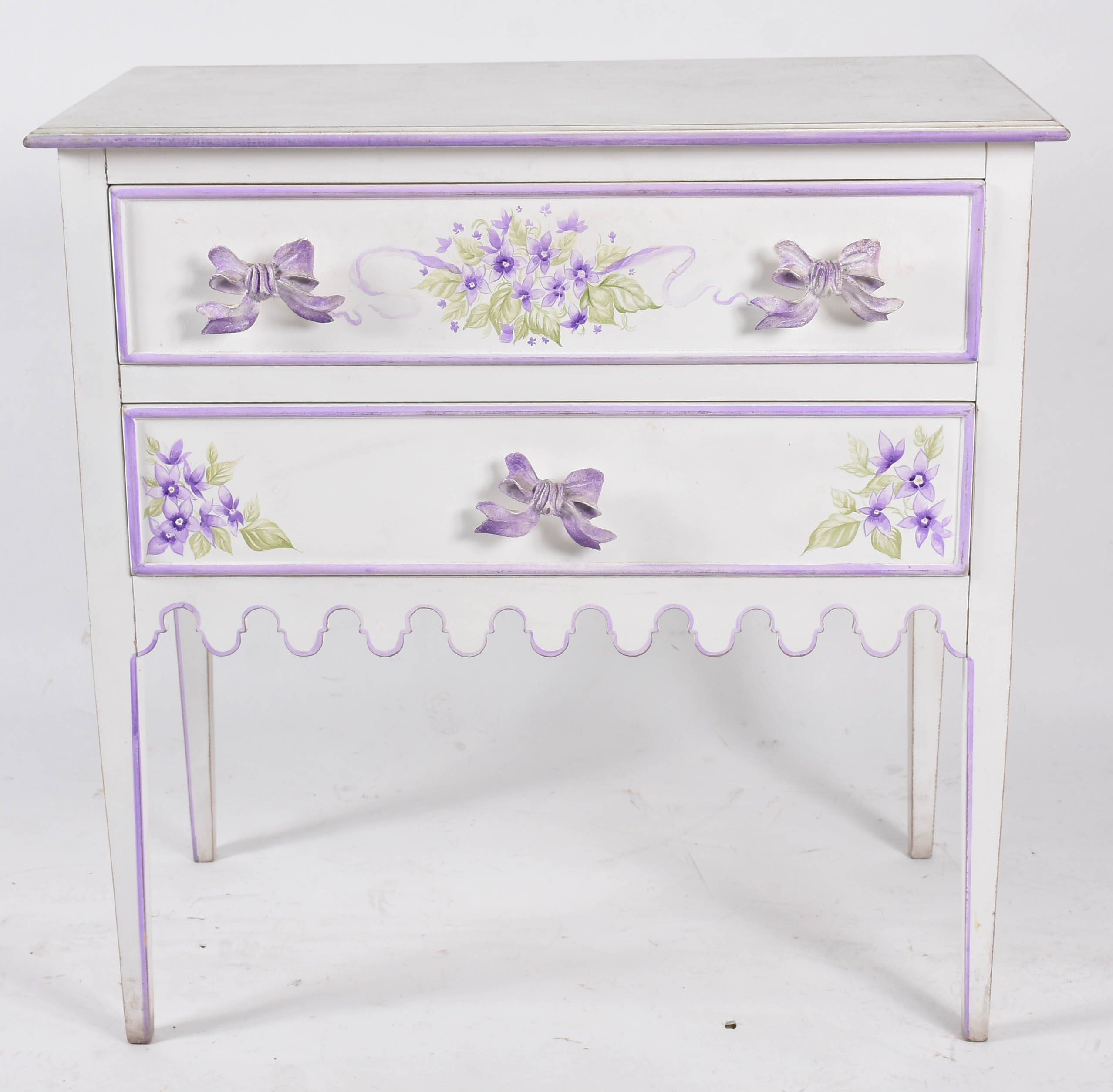 Cômoda de madeira patinada de branco com flores lilás, saia em gomos... - foto 1 de 4