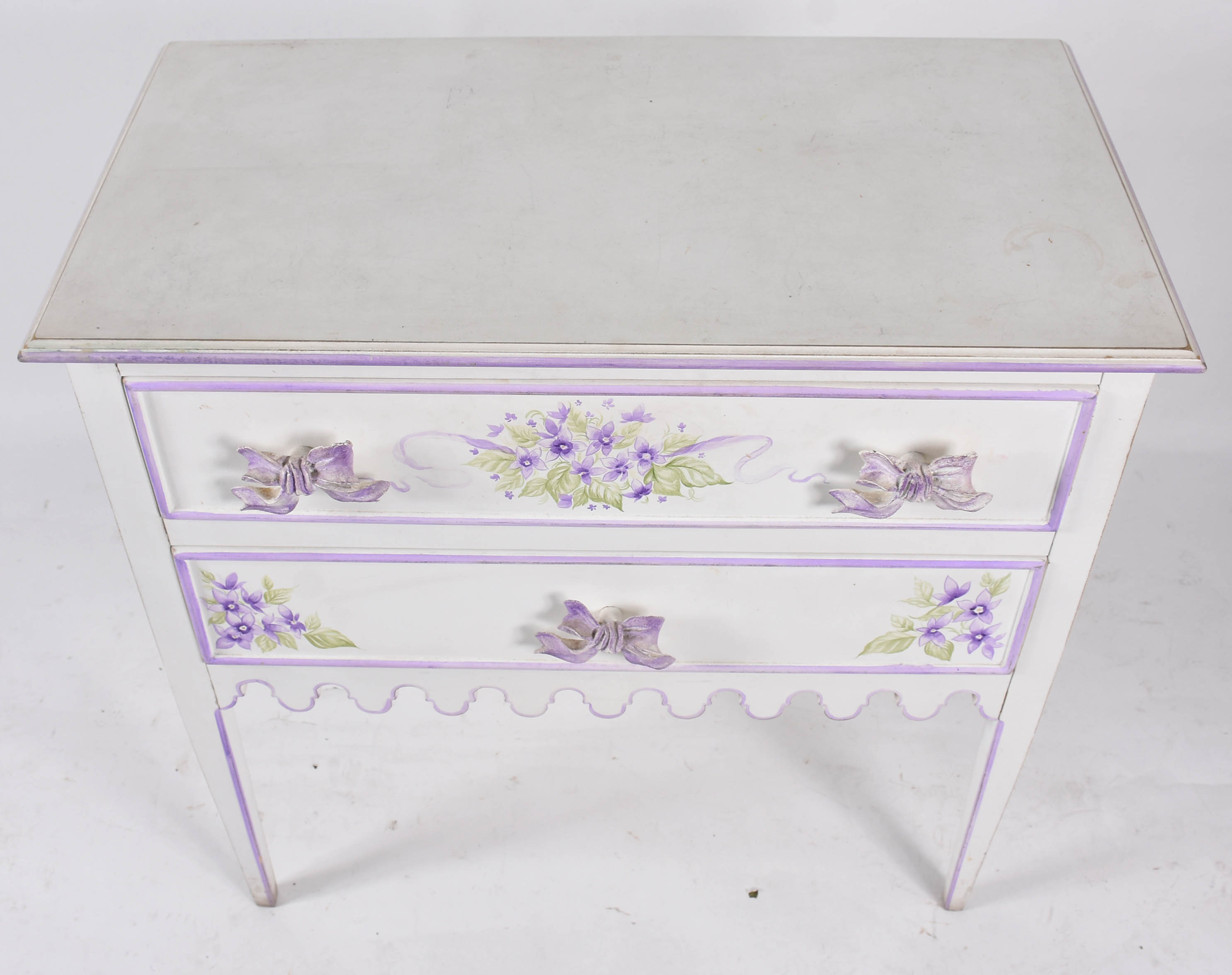 Cômoda de madeira patinada de branco com flores lilás, saia em gomos... - foto 3 de 4