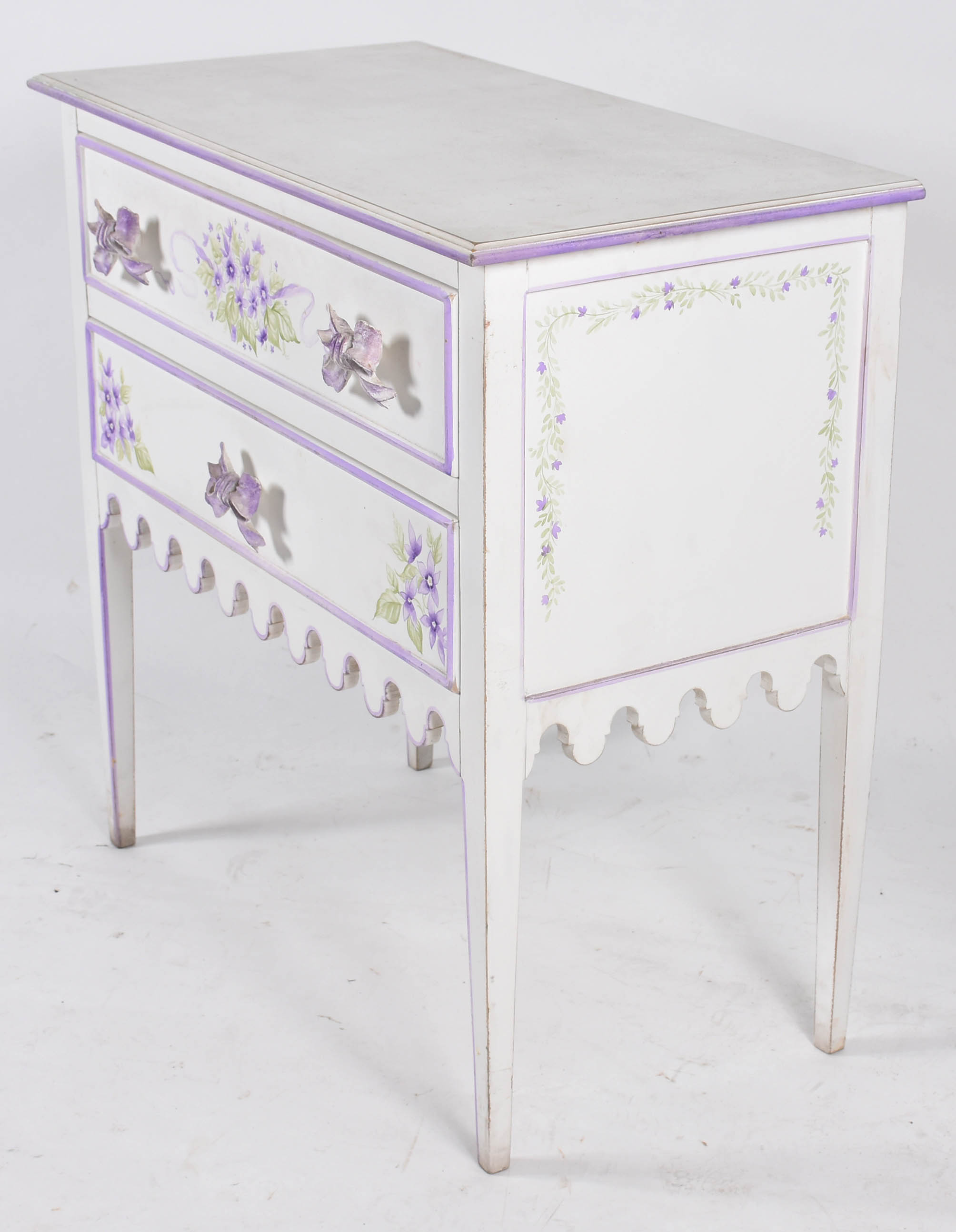 Cômoda de madeira patinada de branco com flores lilás, saia em gomos... - foto 4 de 4