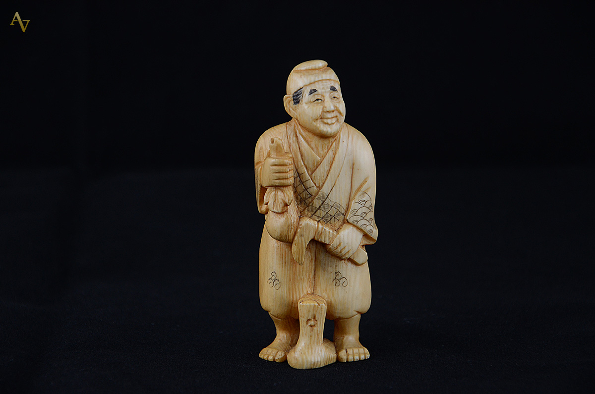 Antiga escultura de marfim Meiji. Altura 9,5 cm. - foto 1 de 2