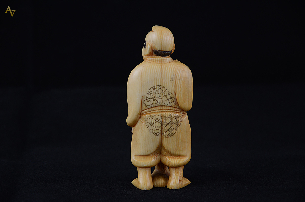 Antiga escultura de marfim Meiji. Altura 9,5 cm. - foto 2 de 2