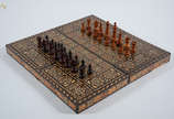 Jogo de gamão/ xadrez de madeira macetada. Medi... - Jogo de gamão/ xadrez de madeira macetada. Medidas 50 x 25 cm e altura 8 cm.