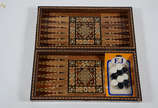 Jogo de gamão/ xadrez de madeira macetada. Medi... - Jogo de gamão/ xadrez de madeira macetada. Medidas 50 x 25 cm e altura 8 cm.