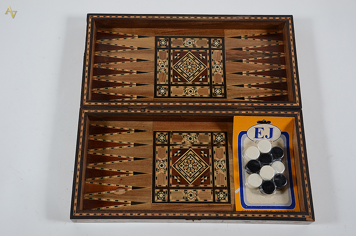 Jogo de gamão/ xadrez de madeira macetada. Medidas 50 x 25 cm e... - foto 2 de 5