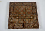 Jogo de gamão/ xadrez de madeira macetada. Medi... - Jogo de gamão/ xadrez de madeira macetada. Medidas 50 x 25 cm e altura 8 cm.