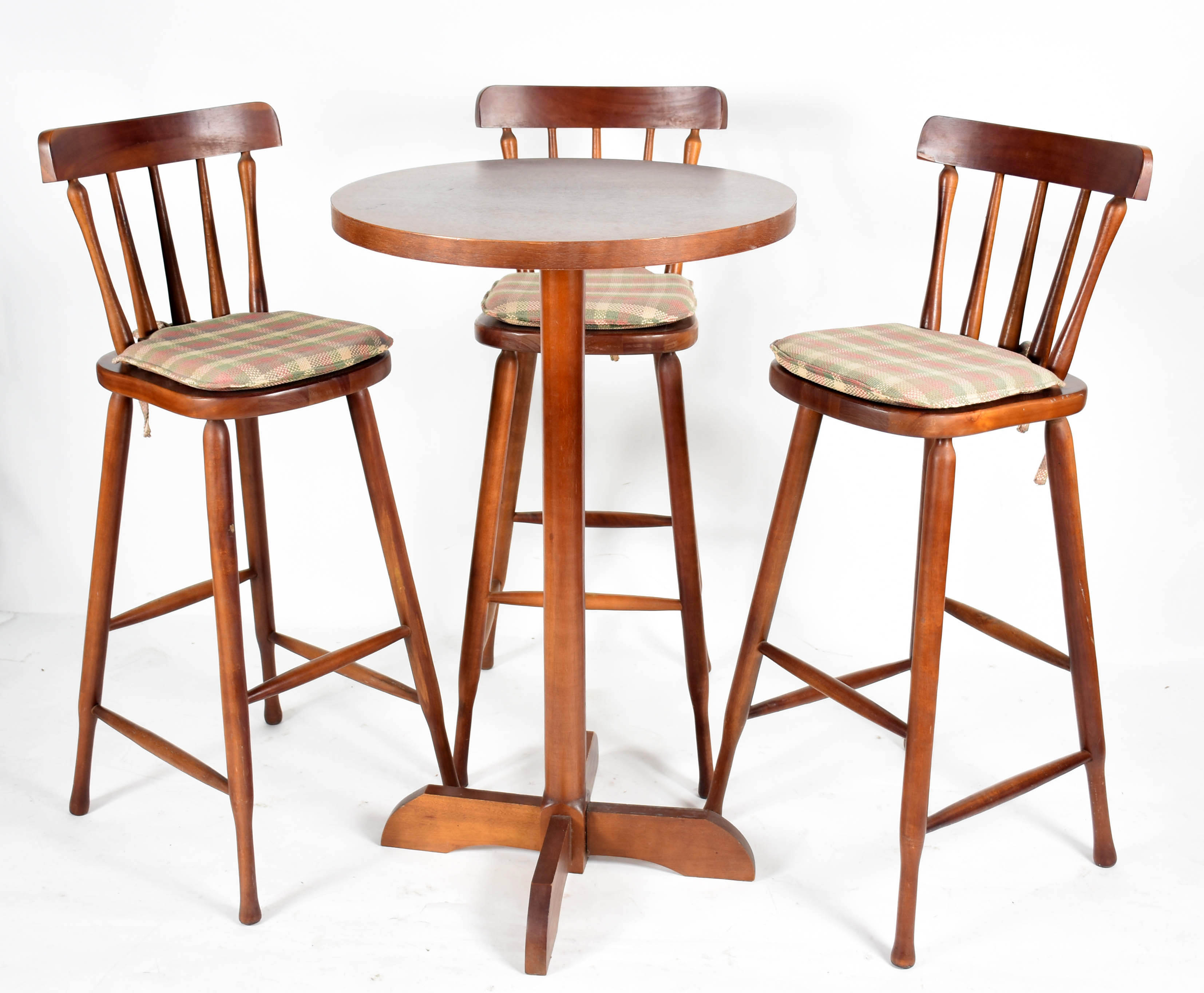 Conjunto com mesa alta e três bancos de madeira lustrada, almofadas... - foto 1 de 4