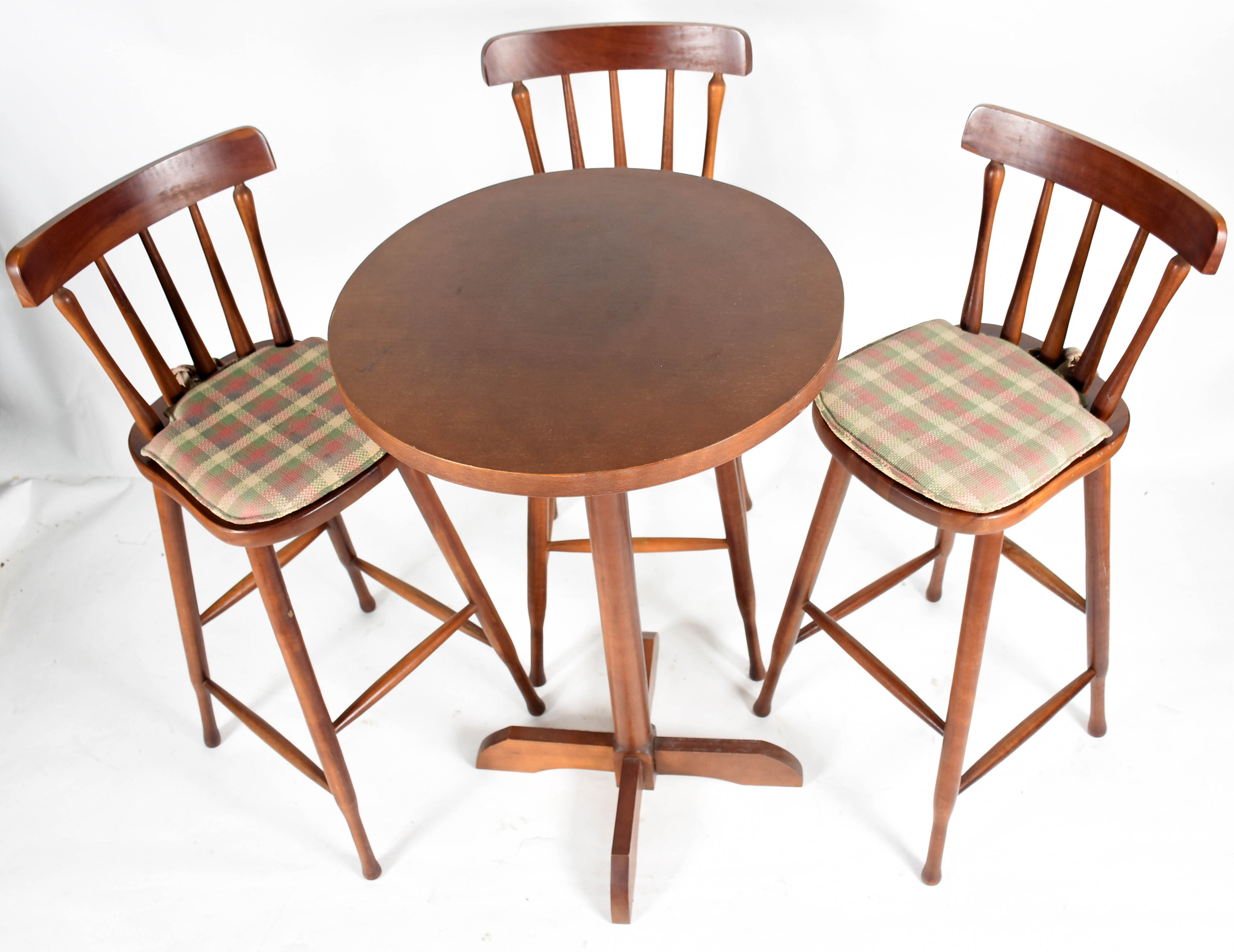 Conjunto com mesa alta e três bancos de madeira lustrada, almofadas... - foto 2 de 4