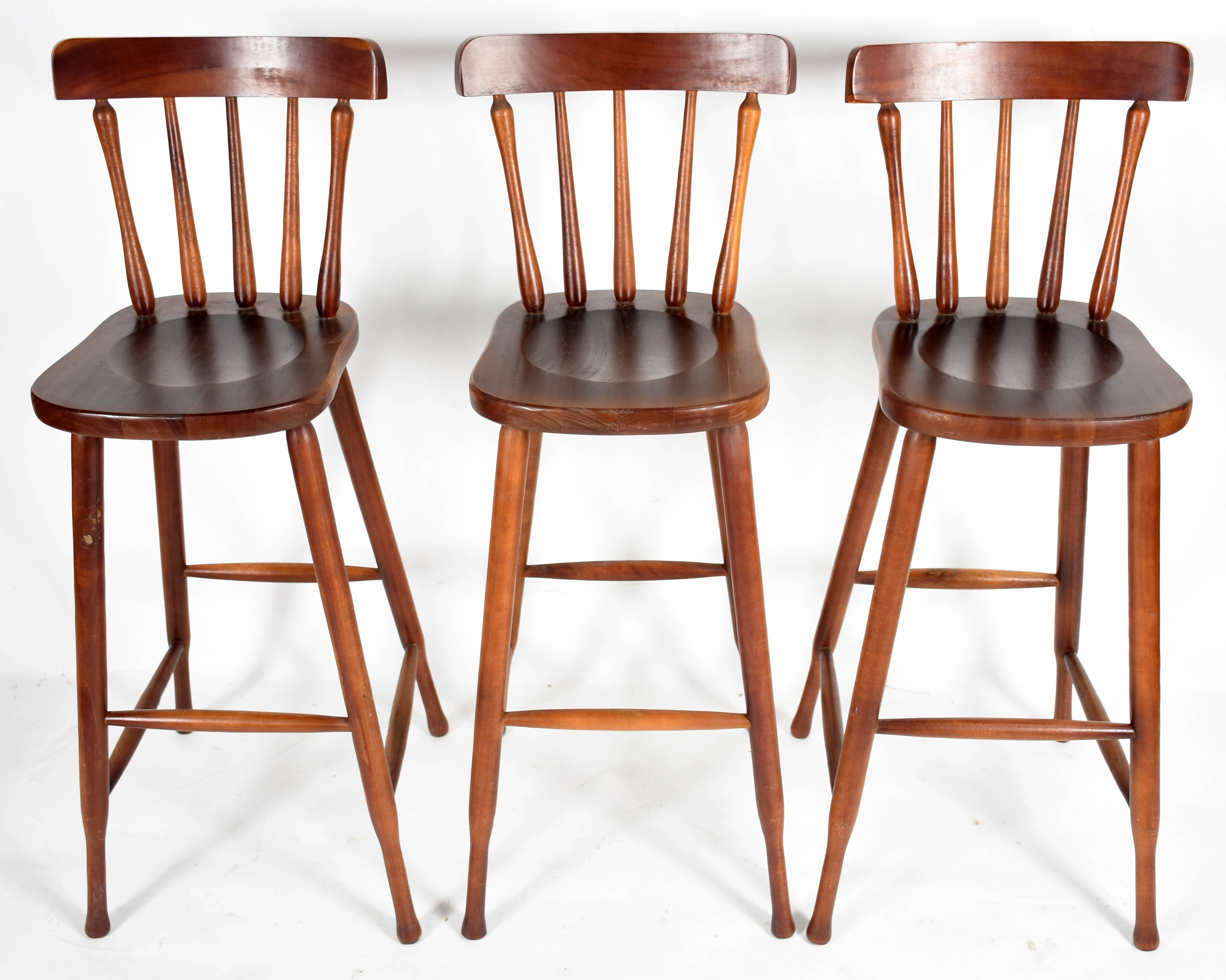 Conjunto com mesa alta e três bancos de madeira lustrada, almofadas... - foto 3 de 4