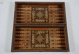 Jogo de gamão/ xadrez de madeira macetada. Medi... - Jogo de gamão/ xadrez de madeira macetada. Medidas 50 x 25 cm e altura 8 cm.