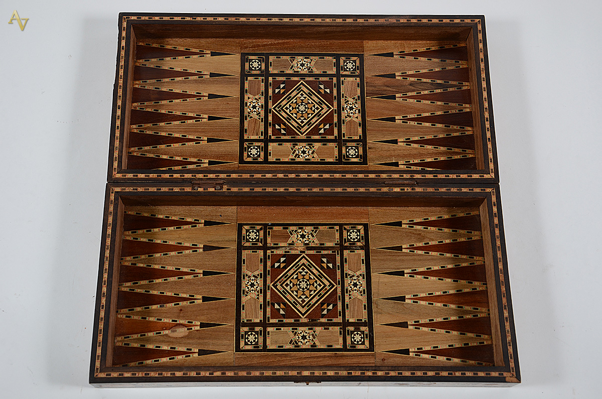 Jogo de gamão/ xadrez de madeira macetada. Medidas 50 x 25 cm e... - foto 4 de 5