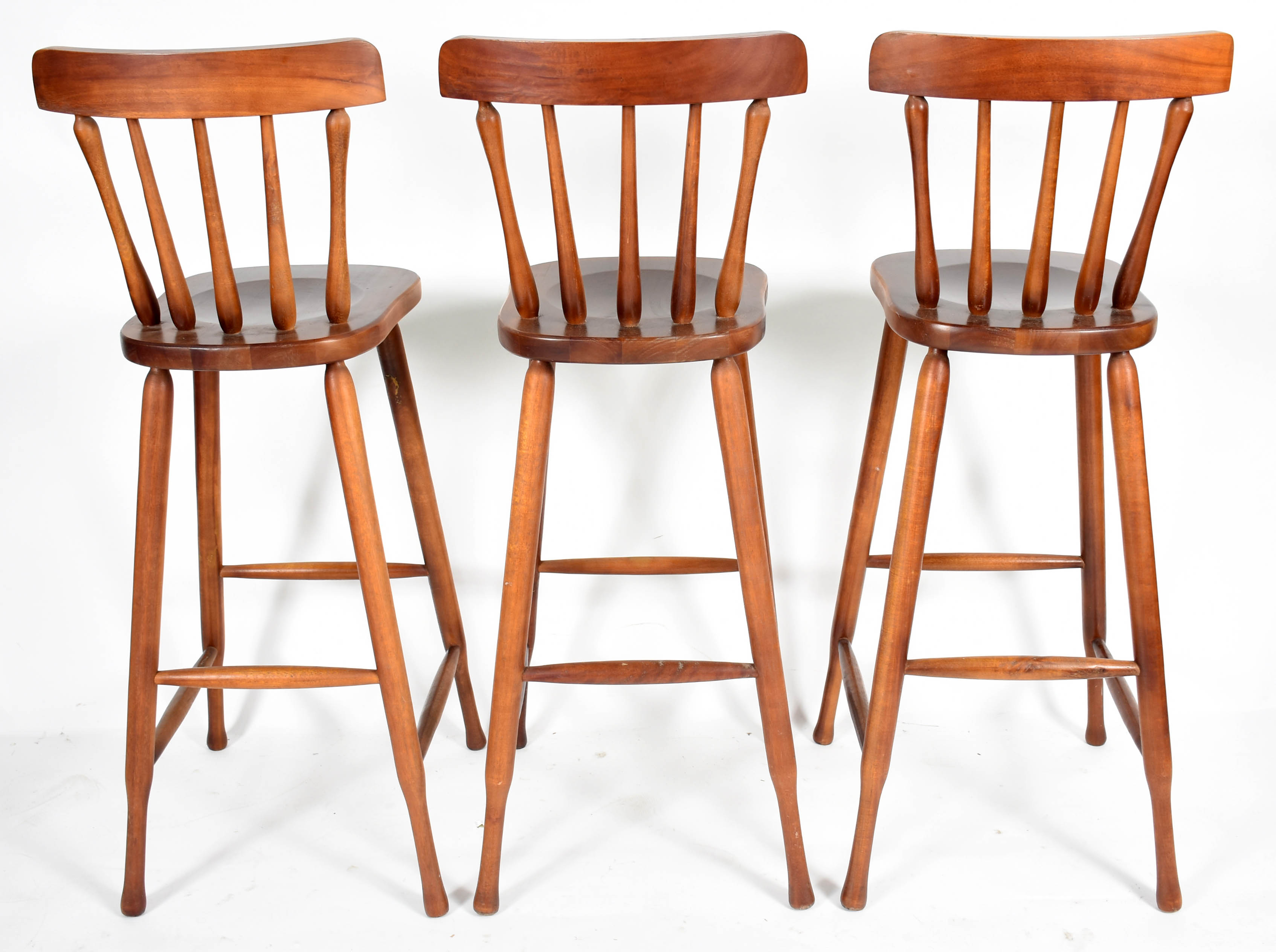 Conjunto com mesa alta e três bancos de madeira lustrada, almofadas... - foto 4 de 4