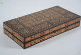Jogo de gamão/ xadrez de madeira macetada. Medi... - Jogo de gamão/ xadrez de madeira macetada. Medidas 50 x 25 cm e altura 8 cm.