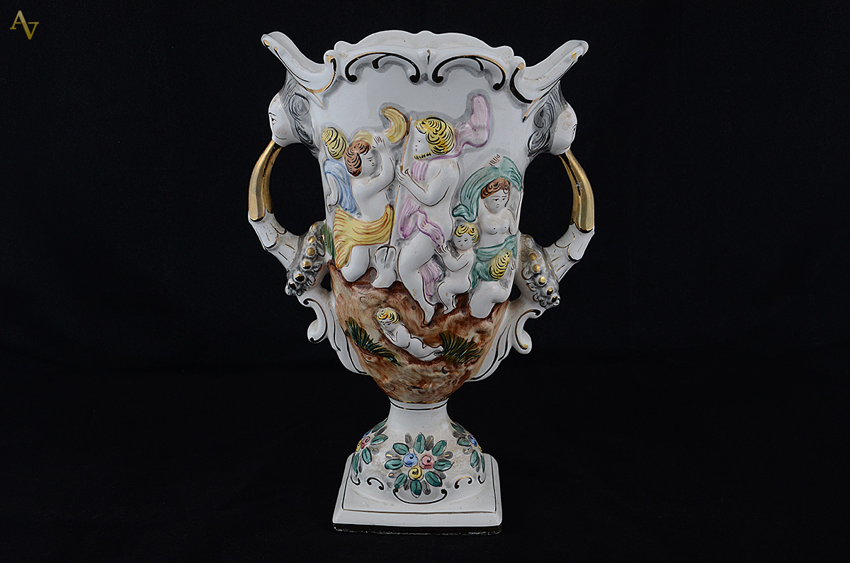 Vaso de porcelana portuguesa Alcobaça decorado com figuras em relevo... - foto 1 de 3