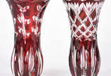 Dois vasos em demi cristal double rubi lapidado. - Dois vasos em demi cristal double rubi lapidado.