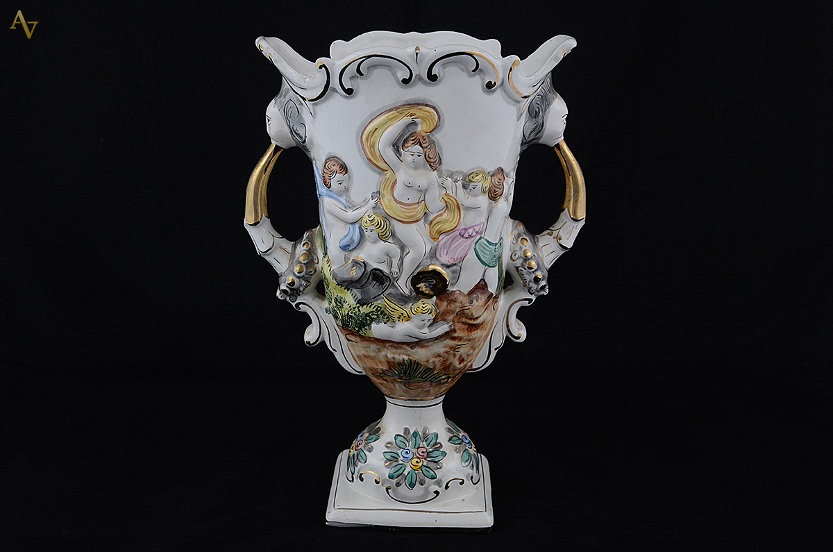 Vaso de porcelana portuguesa Alcobaça decorado com figuras em relevo... - foto 2 de 3