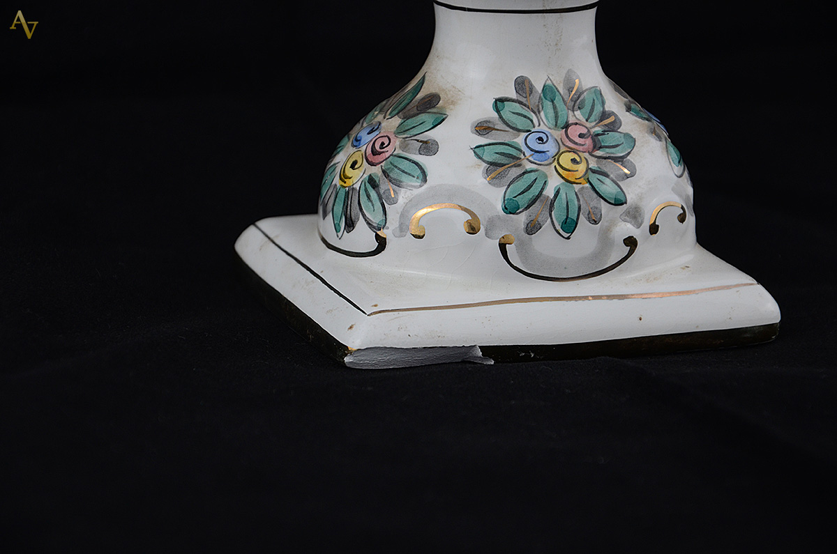 Vaso de porcelana portuguesa Alcobaça decorado com figuras em relevo... - foto 3 de 3