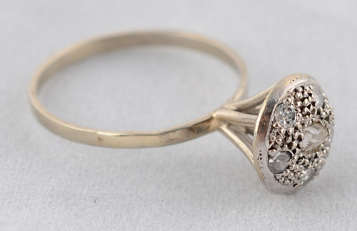 Anel de ouro branco com seis brilhantes com 0,50 ct - 2,3 g - Aro 17. - foto 1 de 2