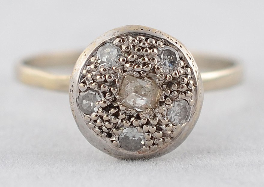 Anel de ouro branco com seis brilhantes com 0,50 ct - 2,3 g - Aro 17. - foto 2 de 2