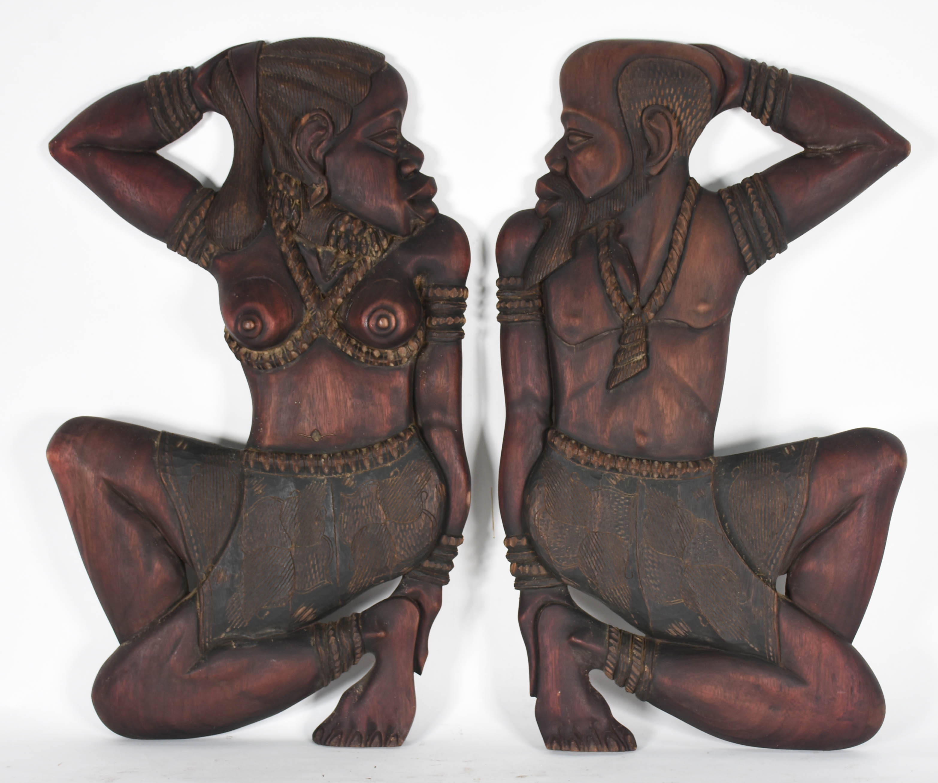 Par de talhas de madeira representando casal de africanos. - foto 1 de 3