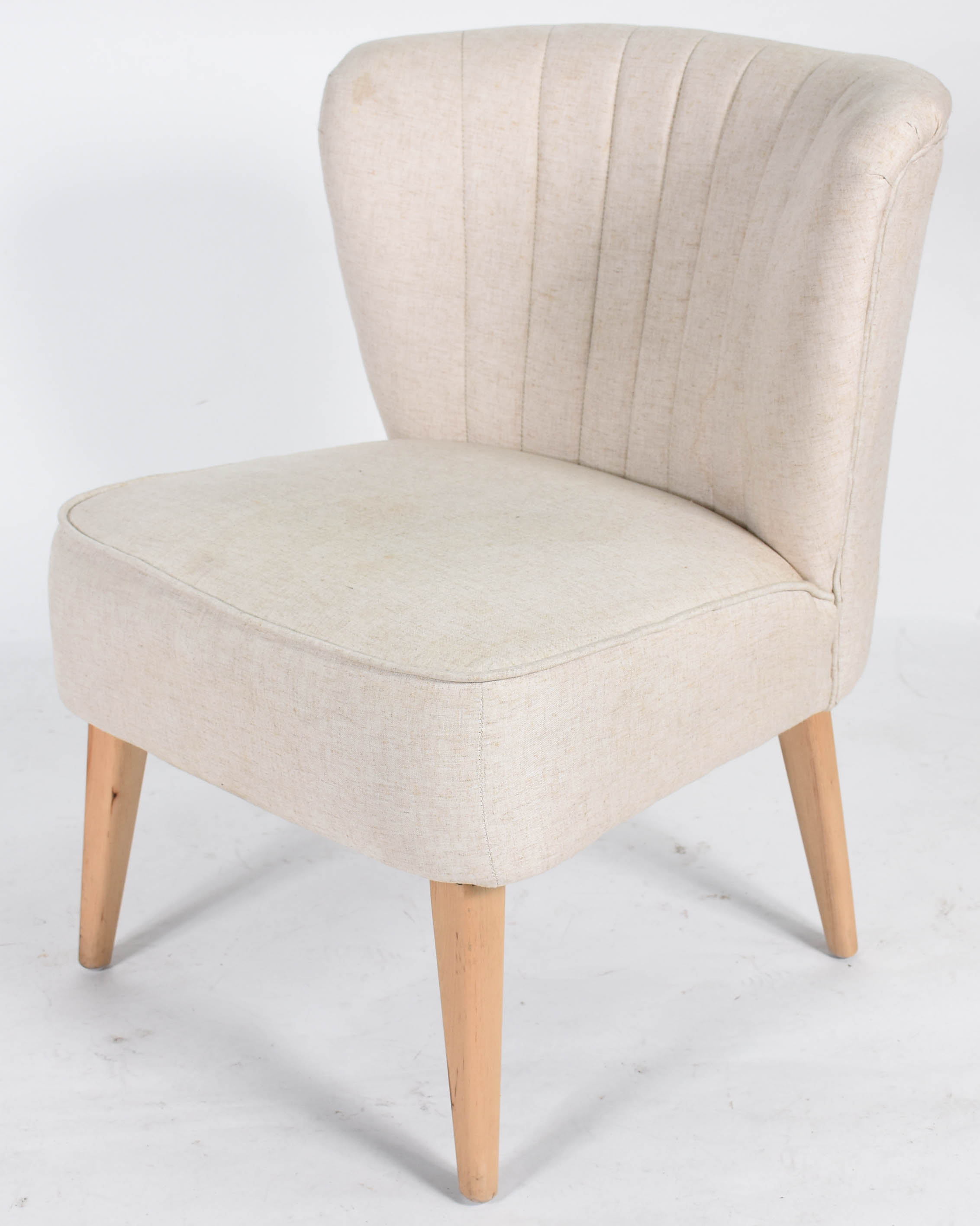 Poltrona decorativa estofada e forrada na cor bege, pés palito ao... - foto 1 de 3