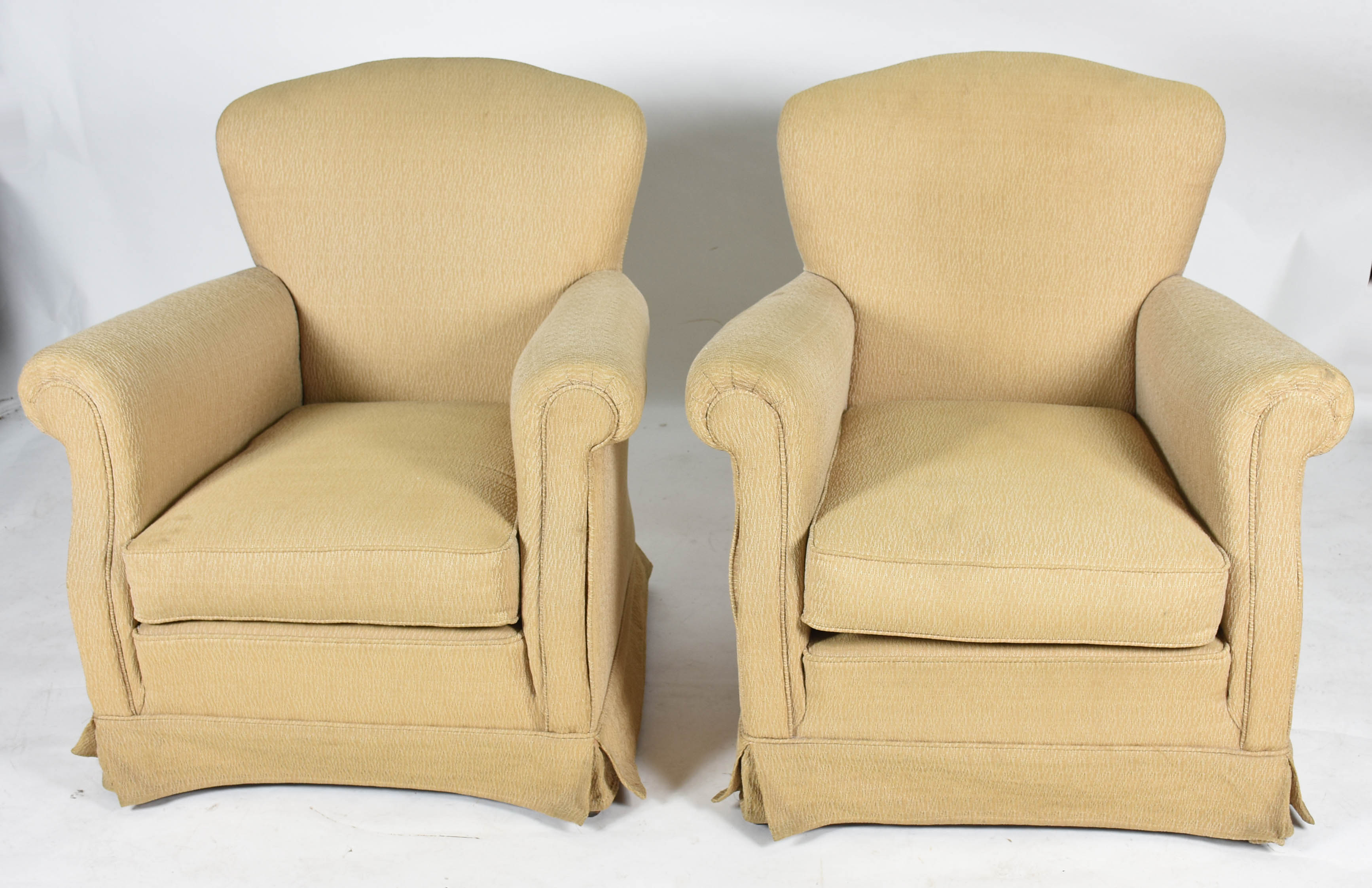 Par de poltronas estofadas e forradas na cor bege. (tecido com... - foto 1 de 3