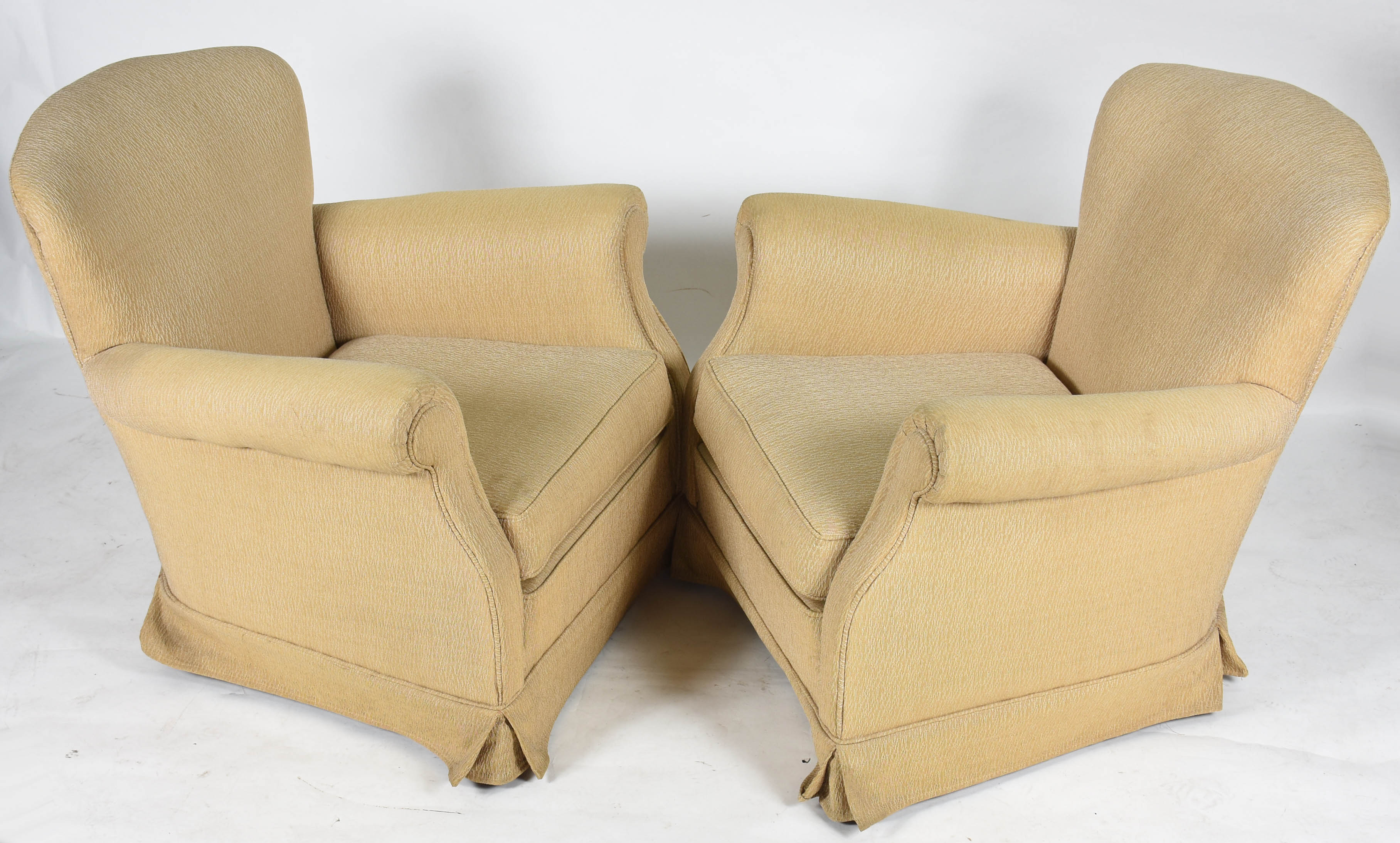 Par de poltronas estofadas e forradas na cor bege. (tecido com... - foto 2 de 3