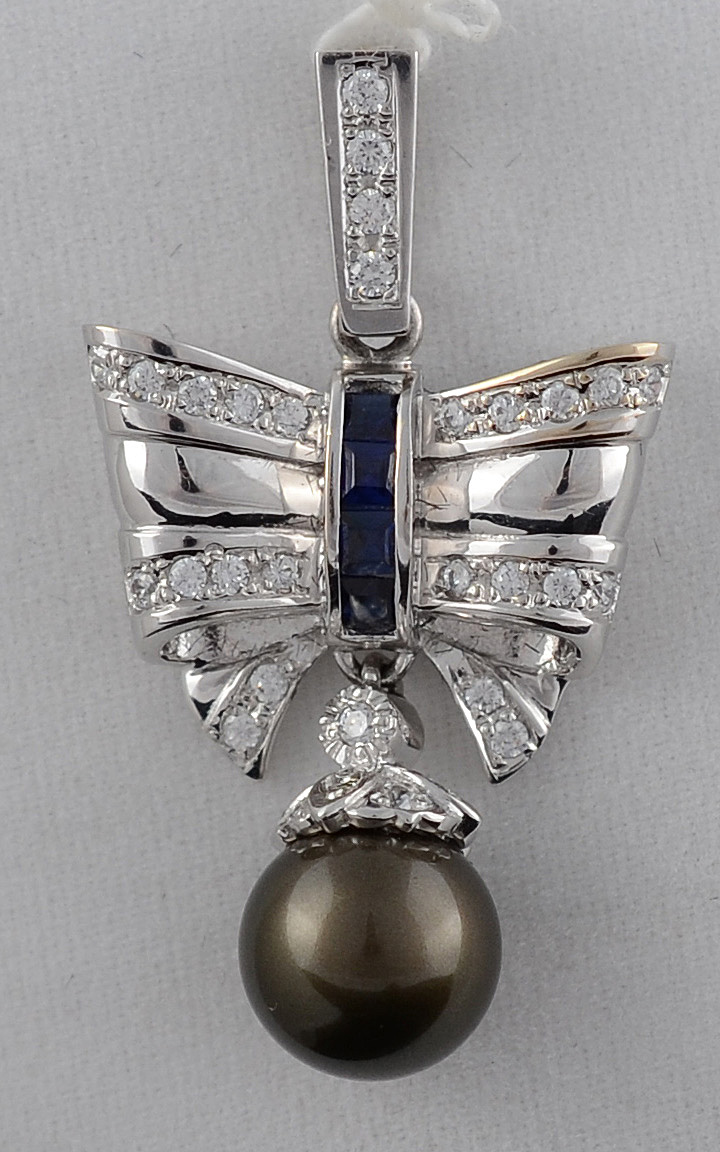 Pendente de ouro branco 18 k, modelo laço, com brilhantes, safiras e...