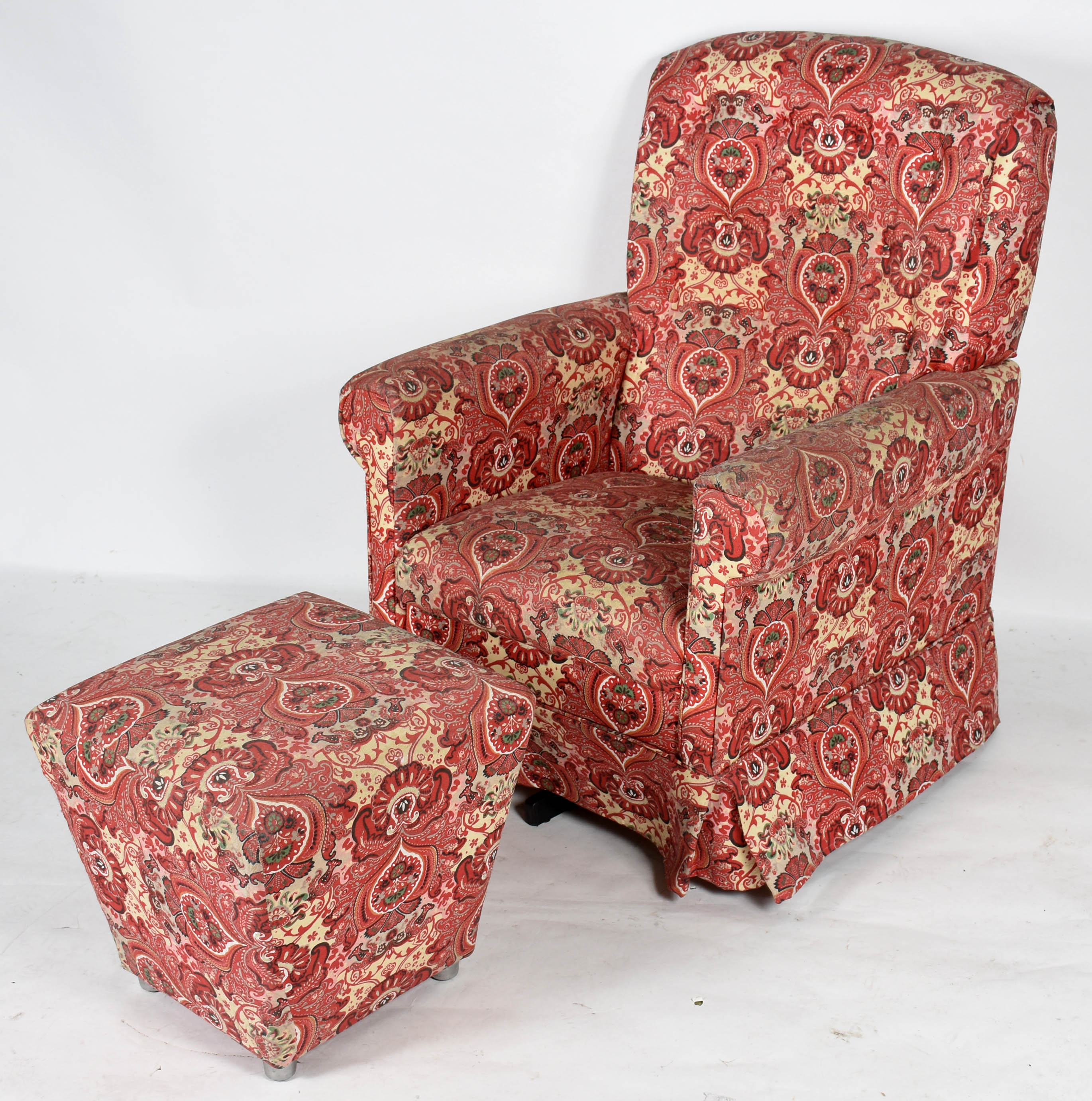 Poltrona estofada e forrada com tecido vermelho floral, acompanha... - foto 1 de 4