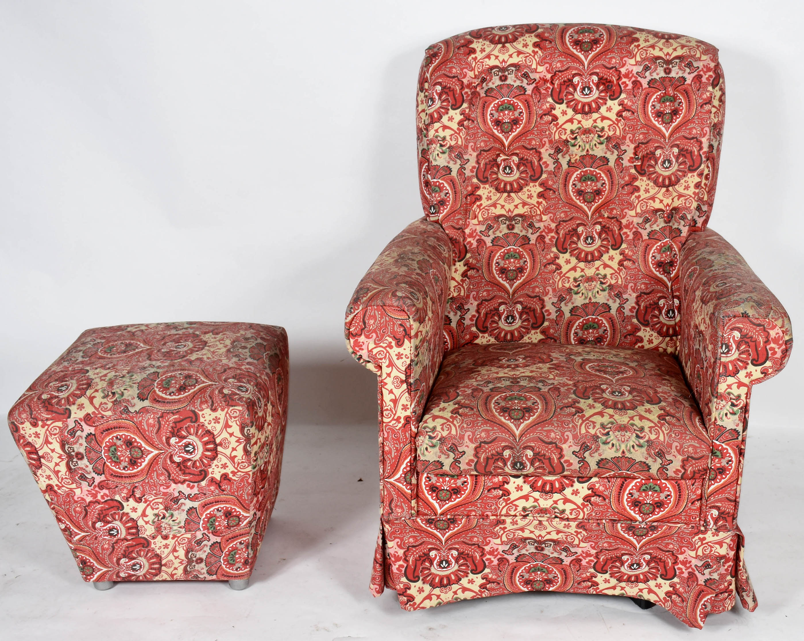 Poltrona estofada e forrada com tecido vermelho floral, acompanha... - foto 2 de 4