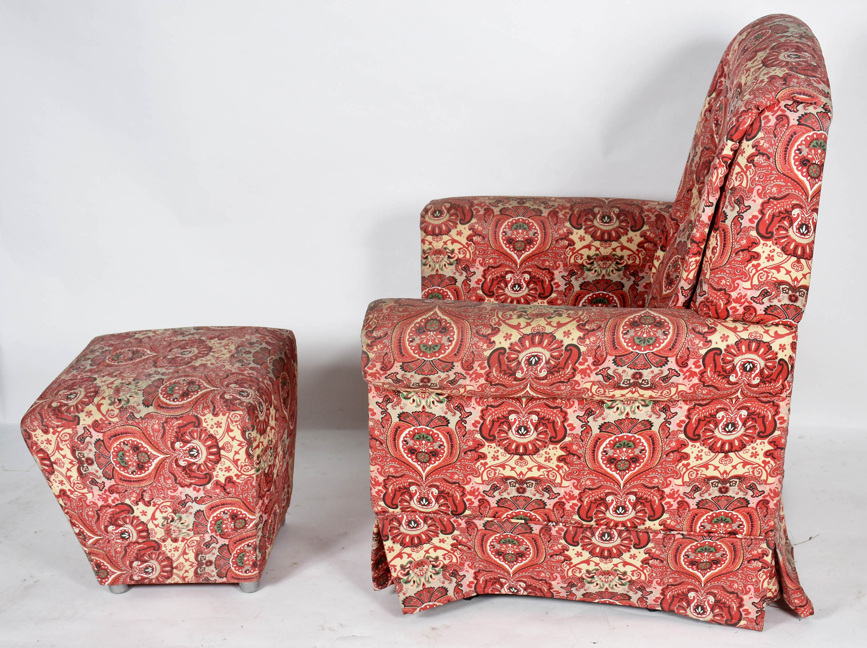 Poltrona estofada e forrada com tecido vermelho floral, acompanha... - foto 3 de 4