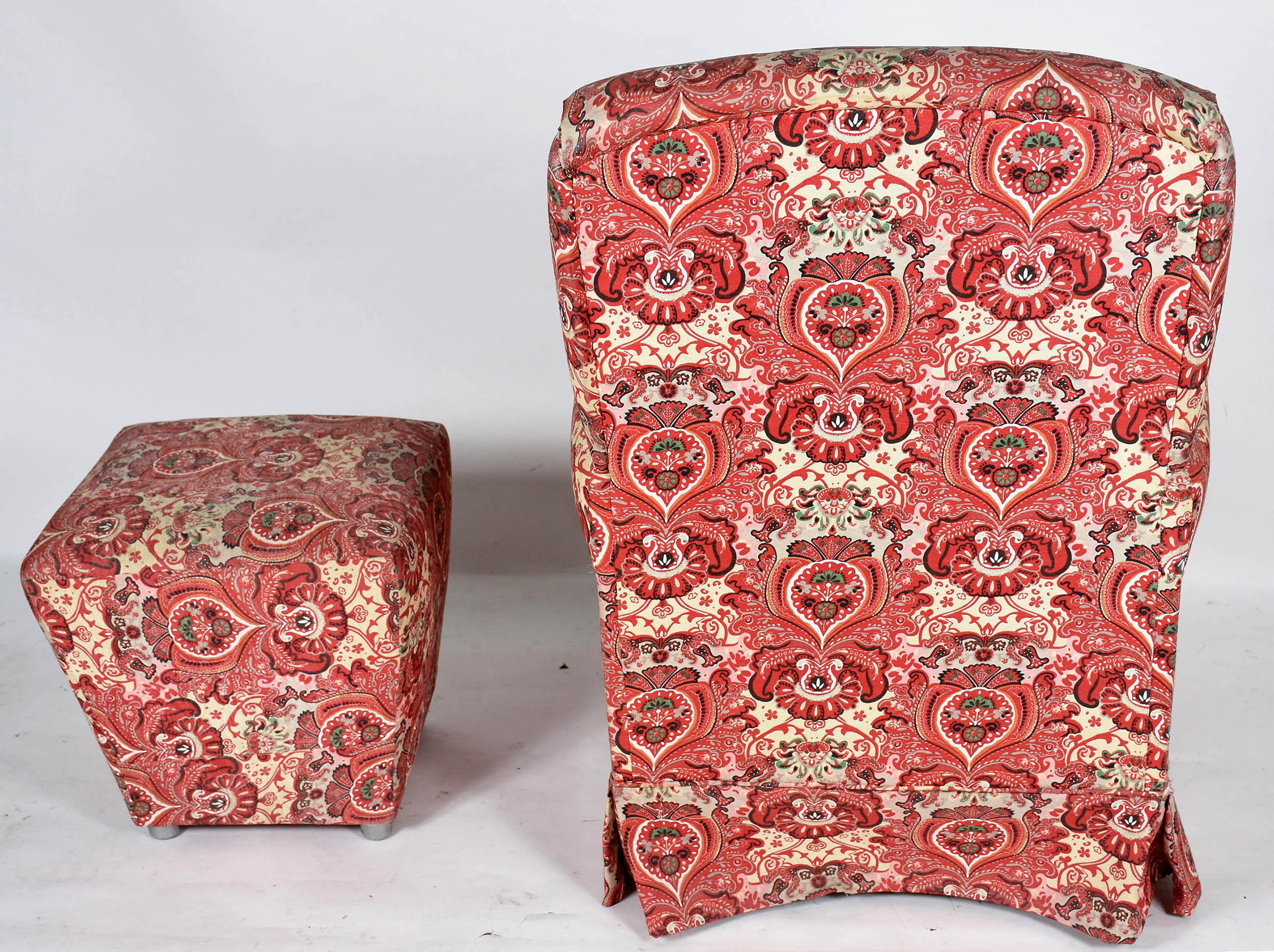 Poltrona estofada e forrada com tecido vermelho floral, acompanha... - foto 4 de 4