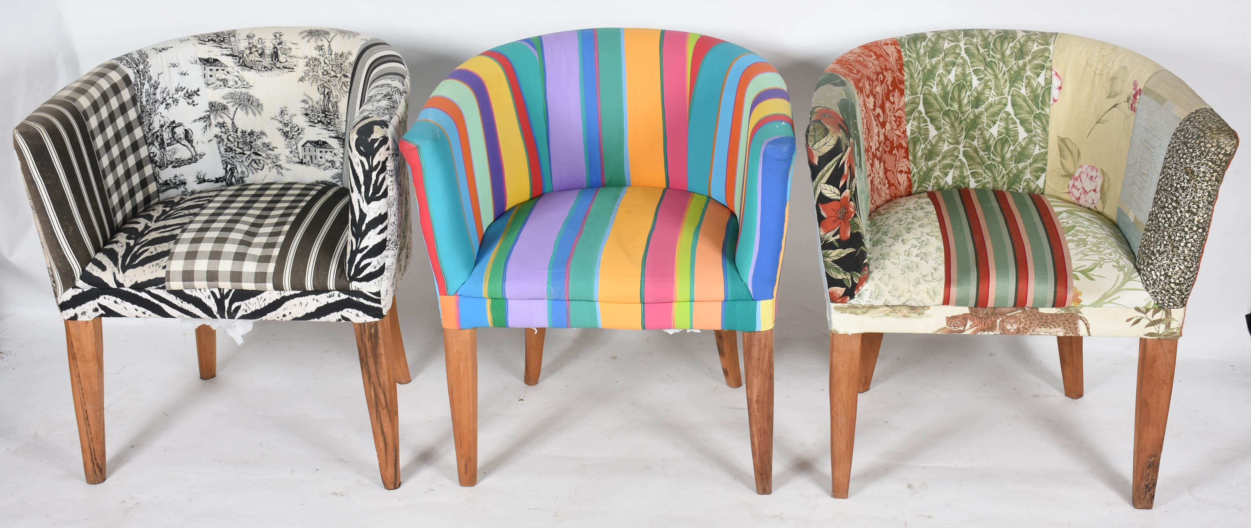 Três poltronas estofadas e forradas com tecidos coloridos diversos... - foto 1 de 4