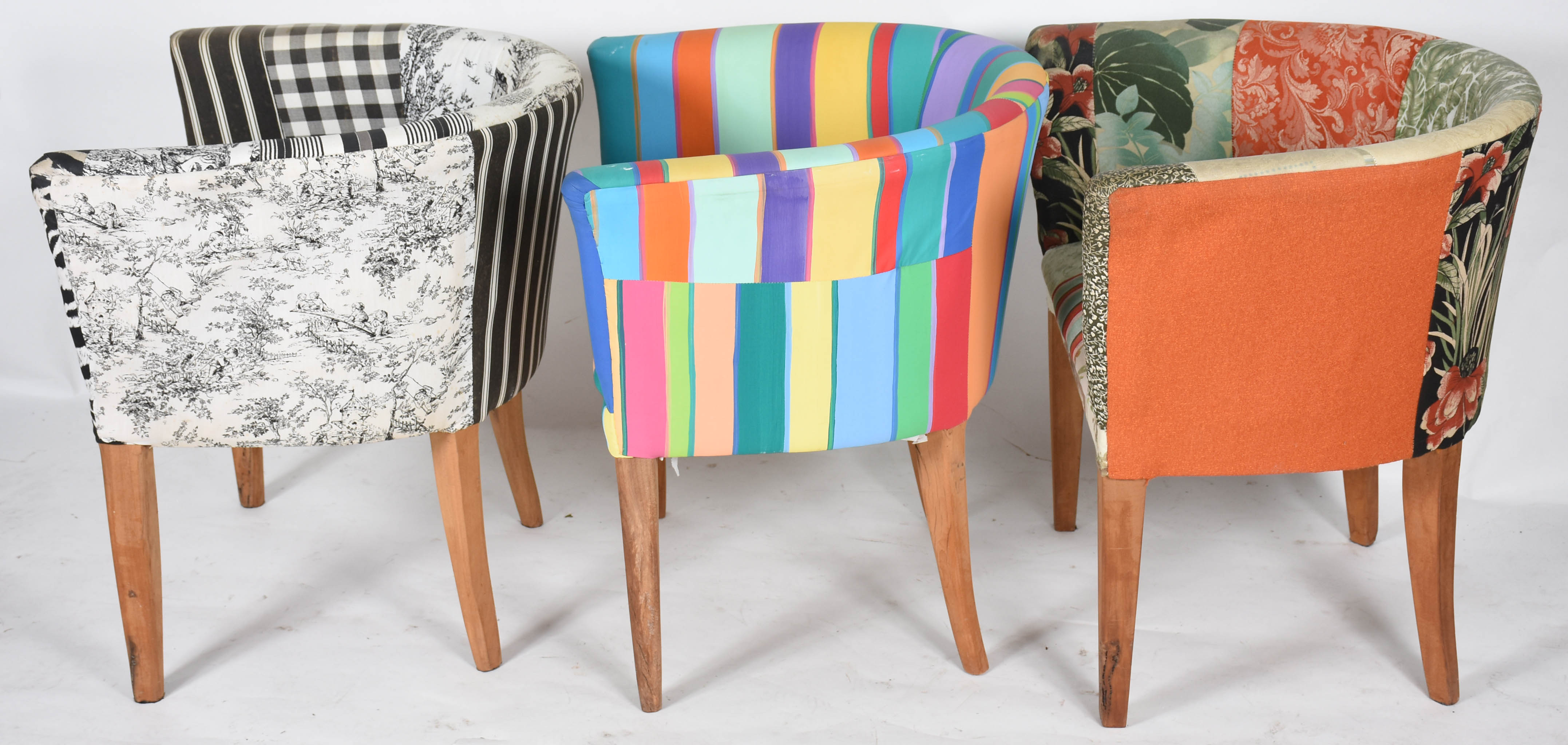 Três poltronas estofadas e forradas com tecidos coloridos diversos... - foto 2 de 4