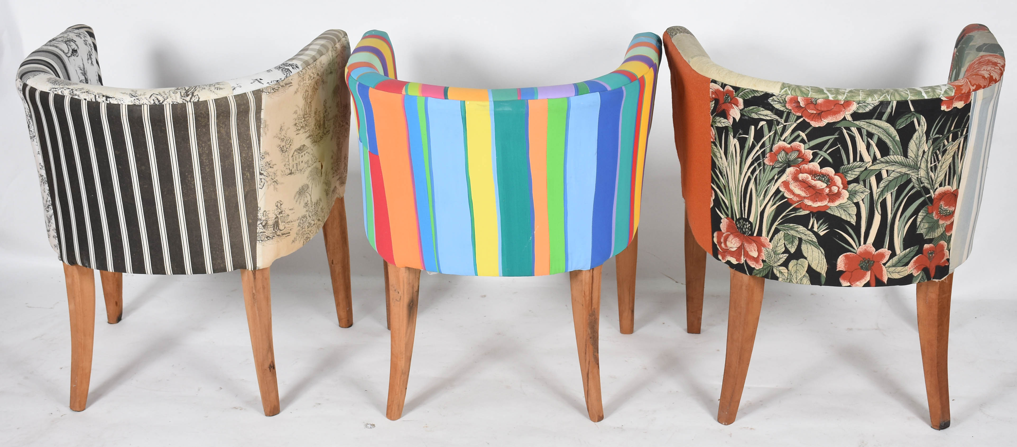 Três poltronas estofadas e forradas com tecidos coloridos diversos... - foto 3 de 4